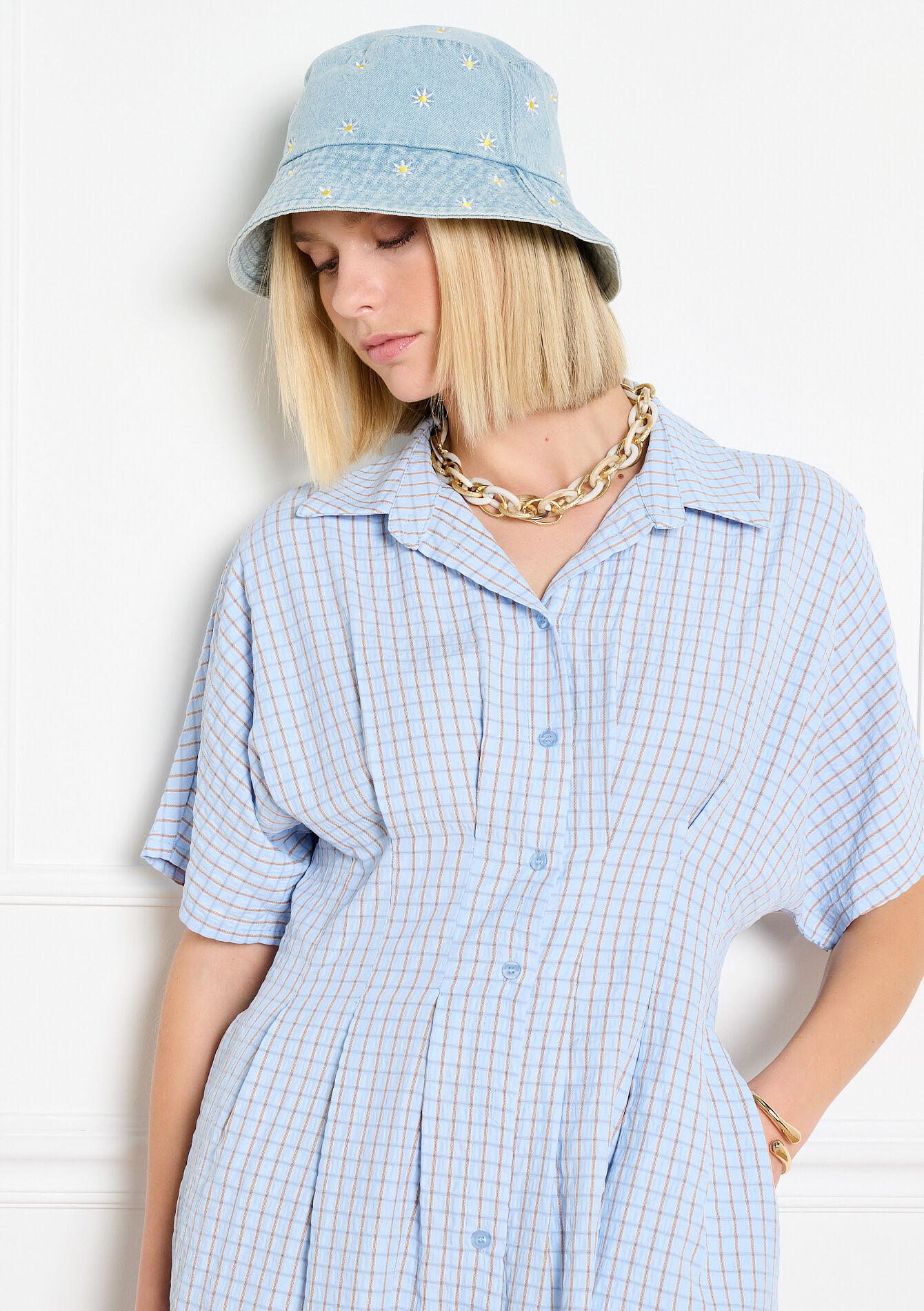 Denim bob met geborduurde bloemen