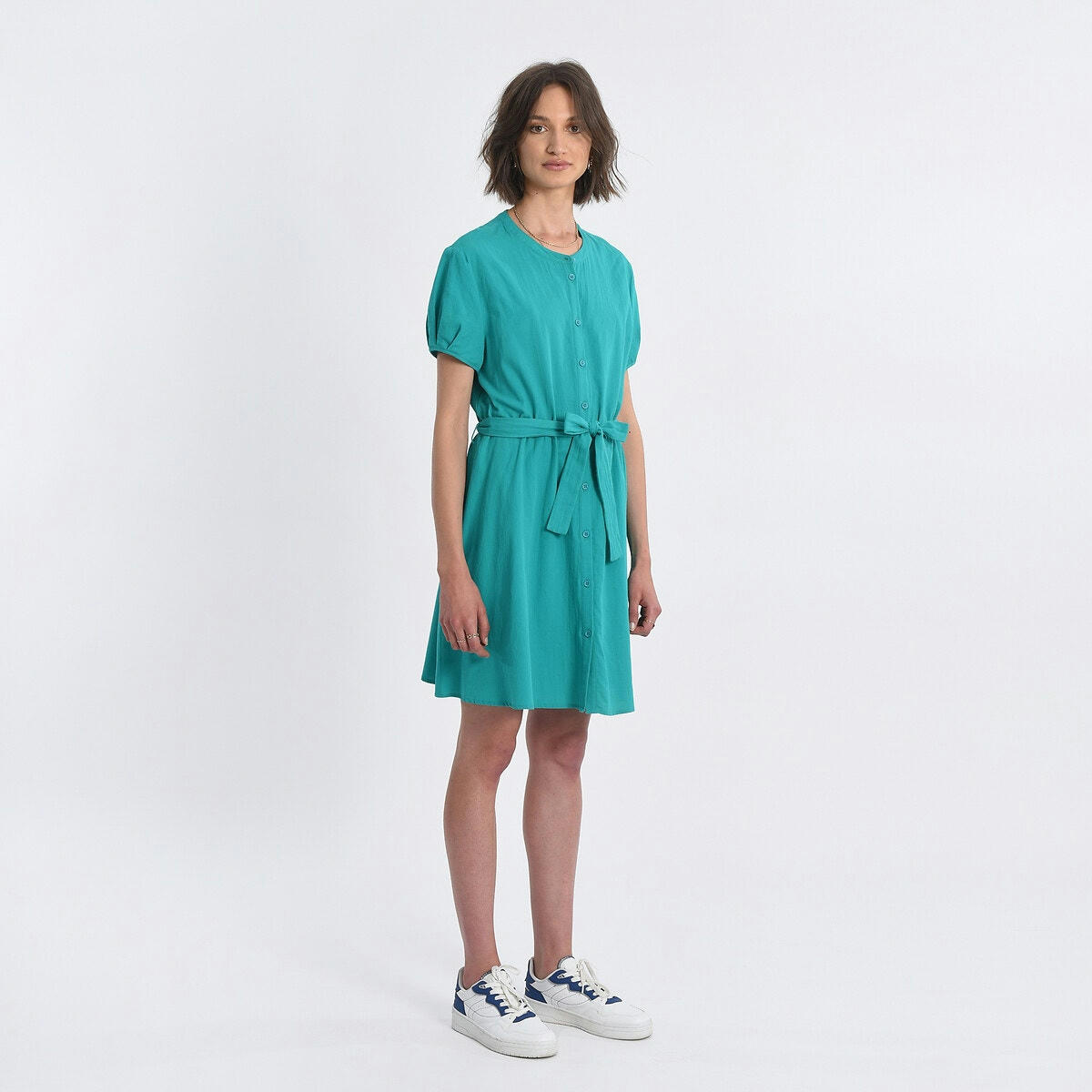 Robe courte boutonnée avec ceinture à nouer