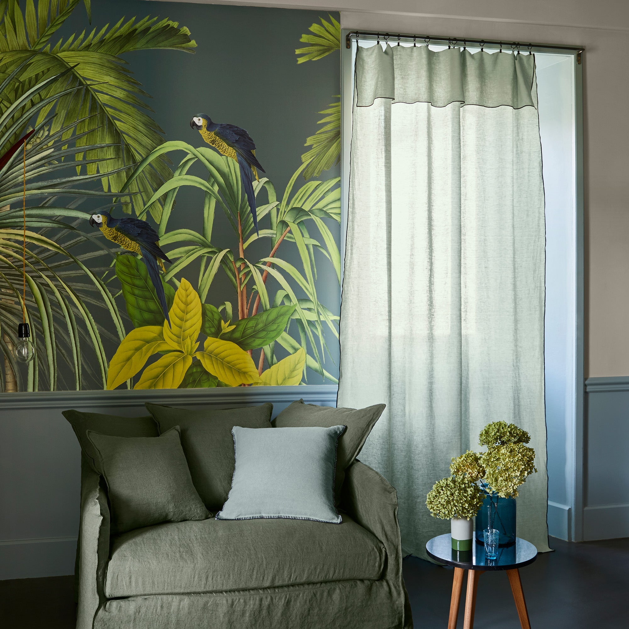 Madura Gordijn Carlina linde en zwarte hommel 150x350 cm