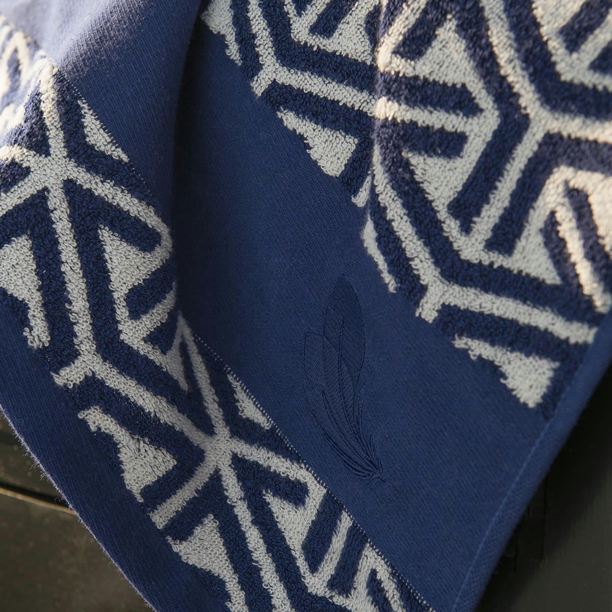 RIVIERA - Serviette coton bleu foncé imprimé 50x100 cm