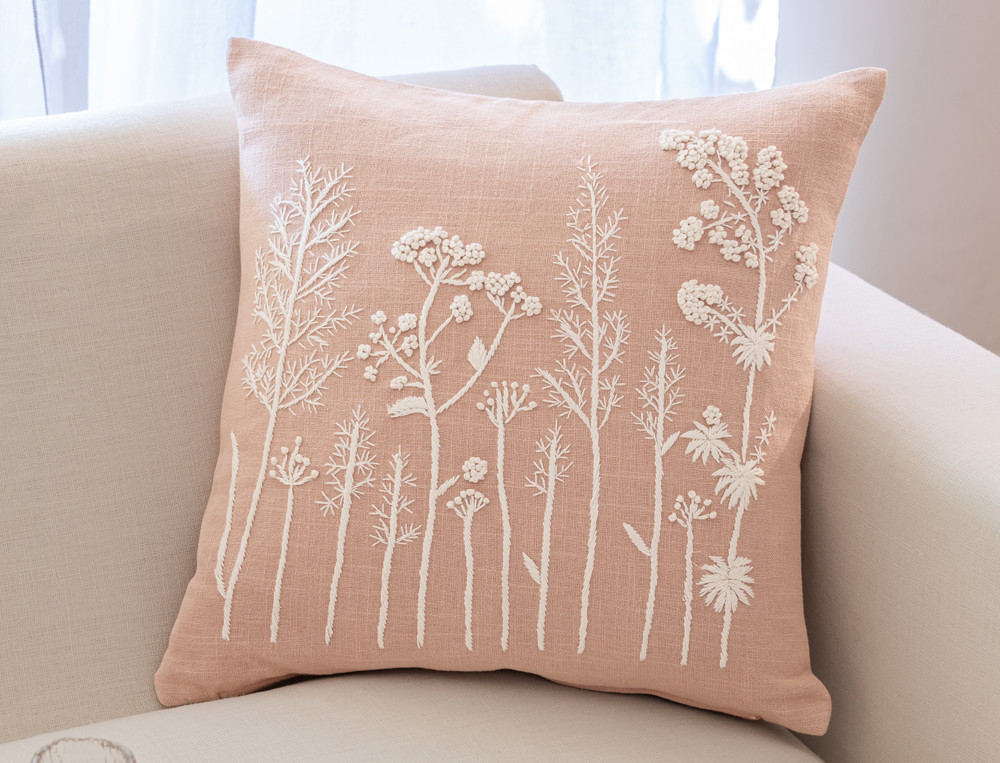 Coussin brodé herbierEn campagne