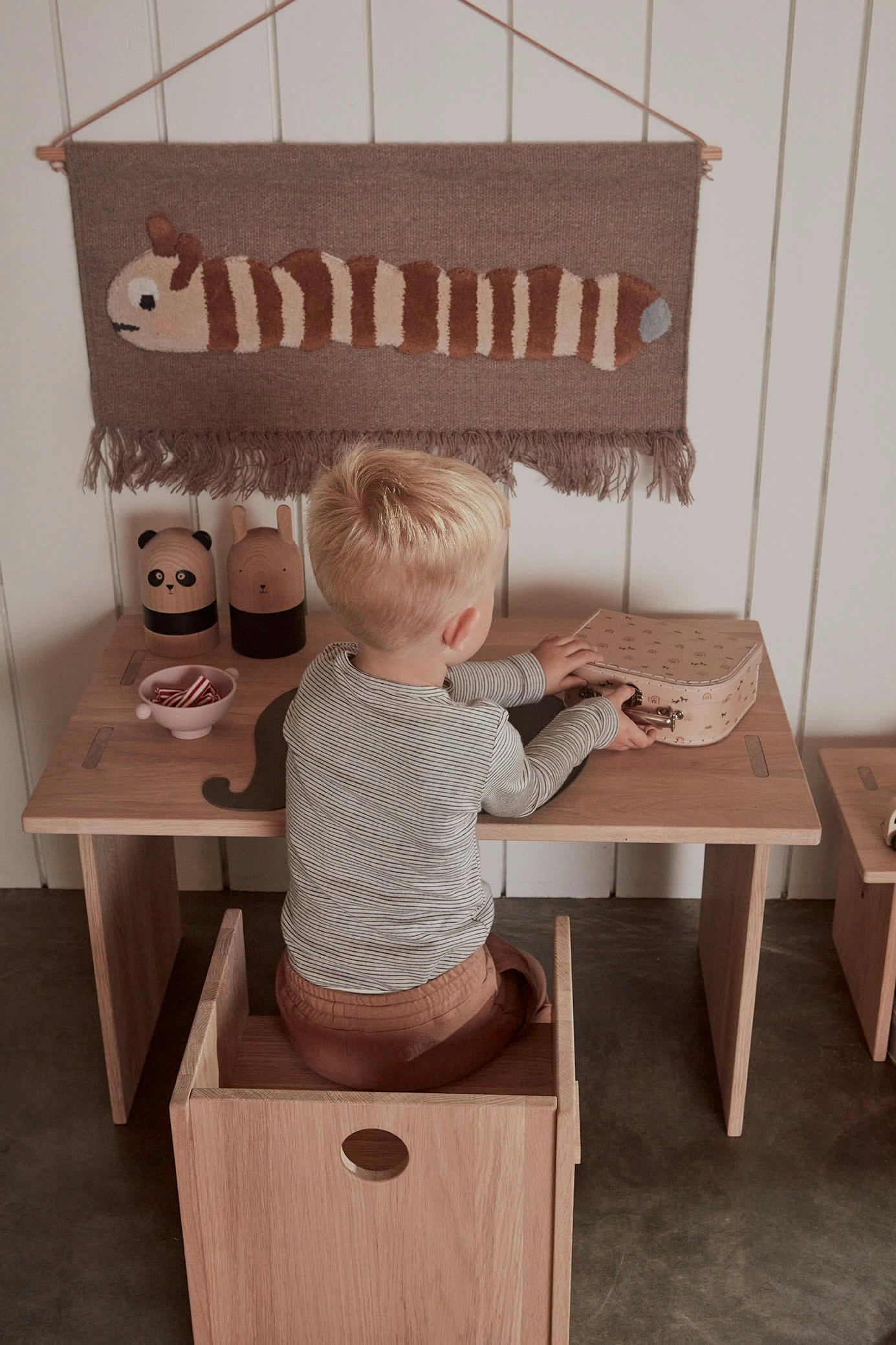 LÉO - Tapis mural larve marron en laine et en coton H44x73cm