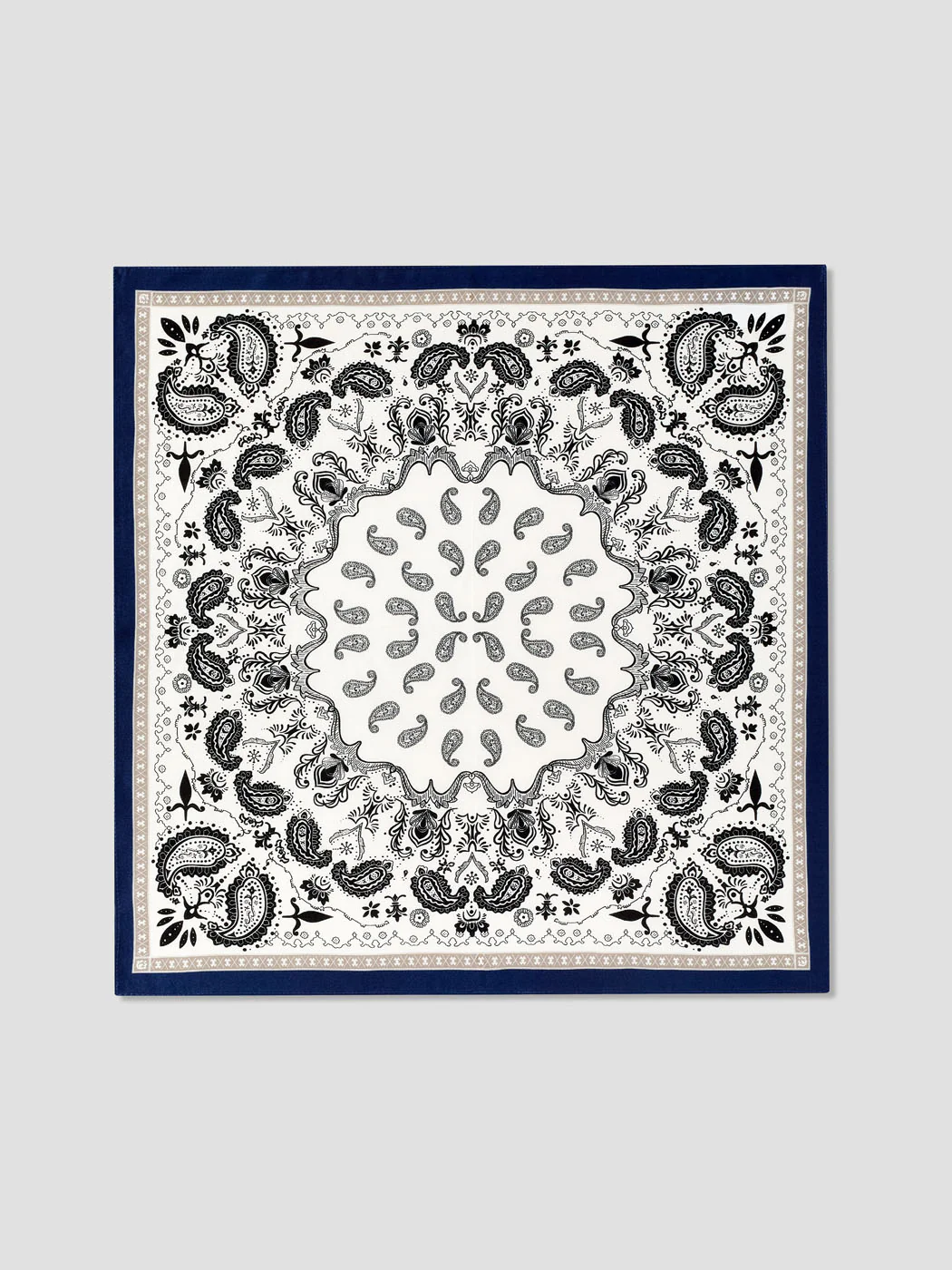 Carré en soie à motifs - L'atelier