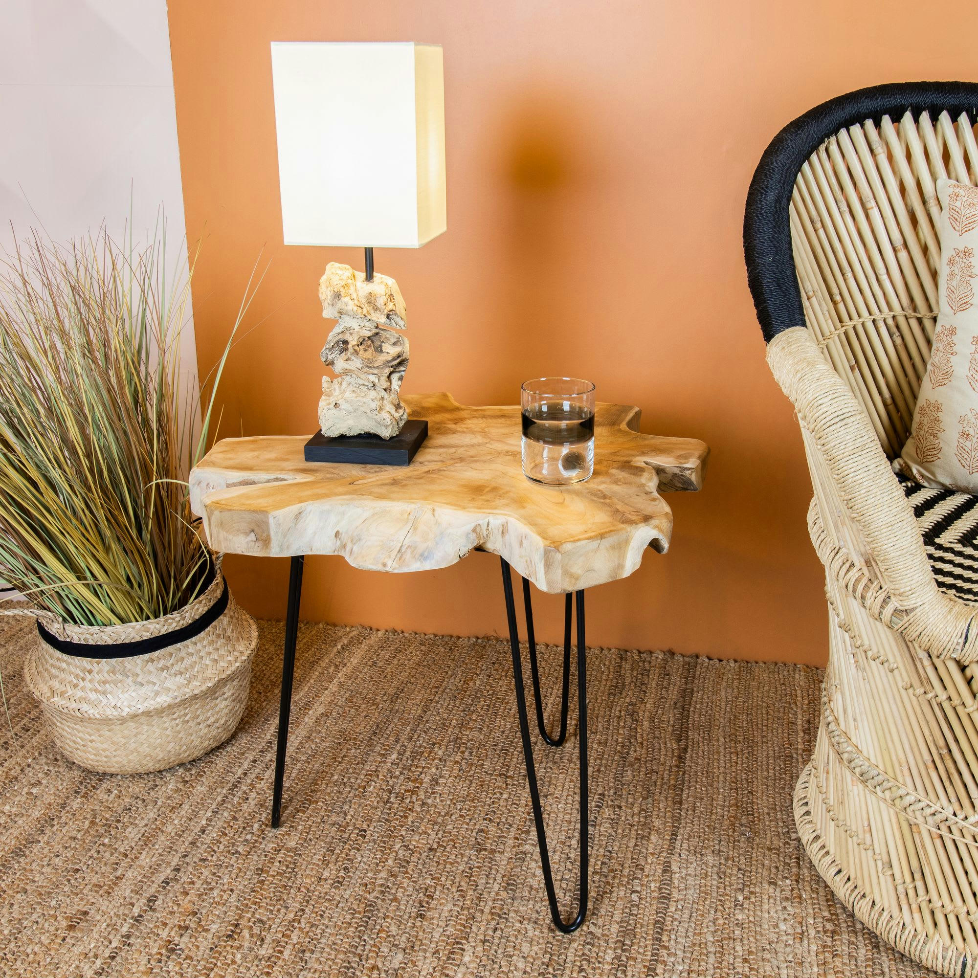 TIKI - Bout de canapé en teck et pieds en métal noir