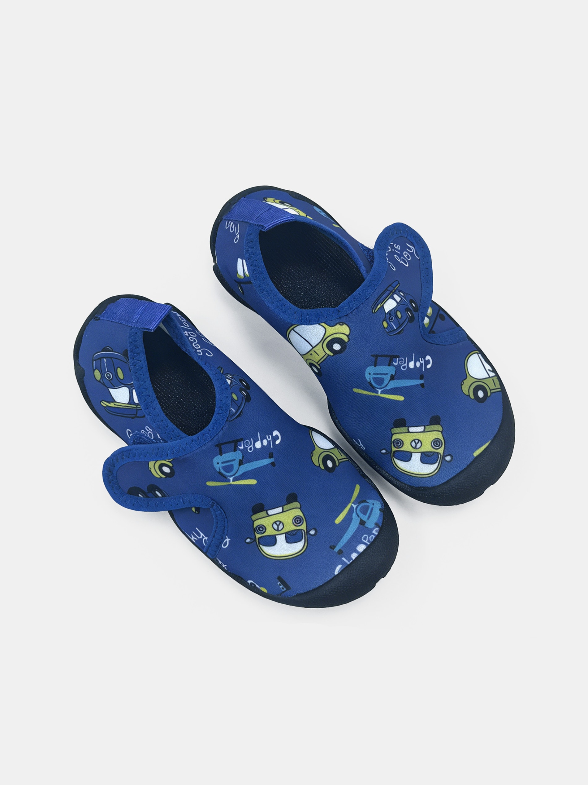 Buty plażowe z motywem pojazdów