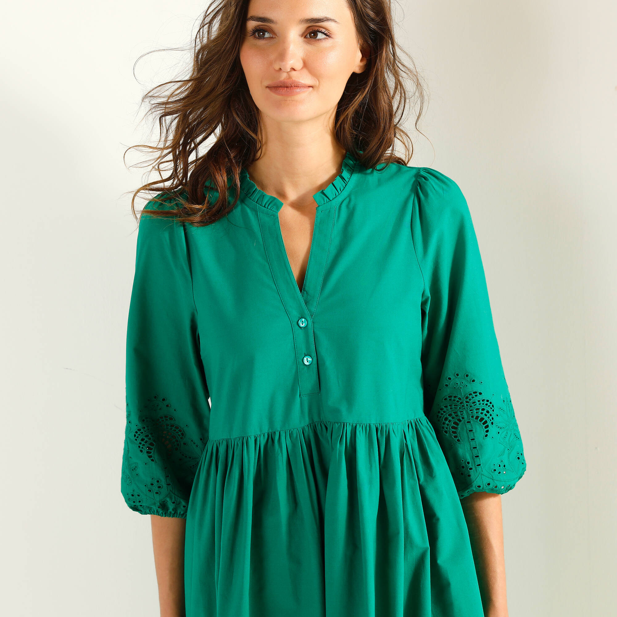 Robe manches 3/4, détails en broderie anglaise