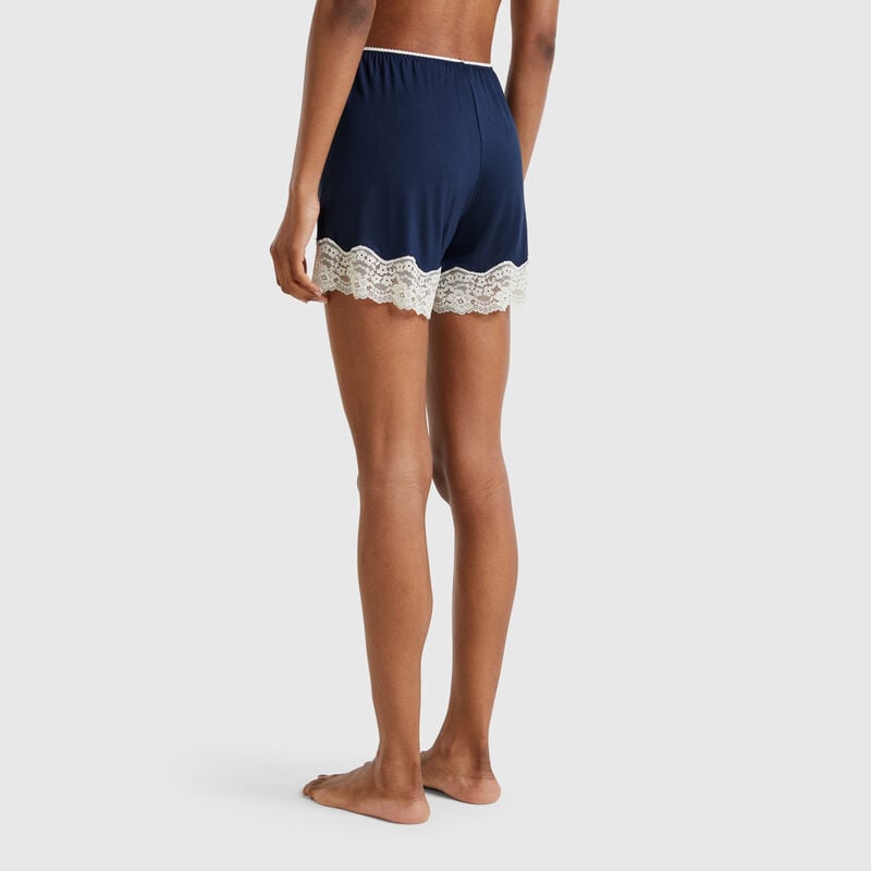 Flowy shorts with lace
