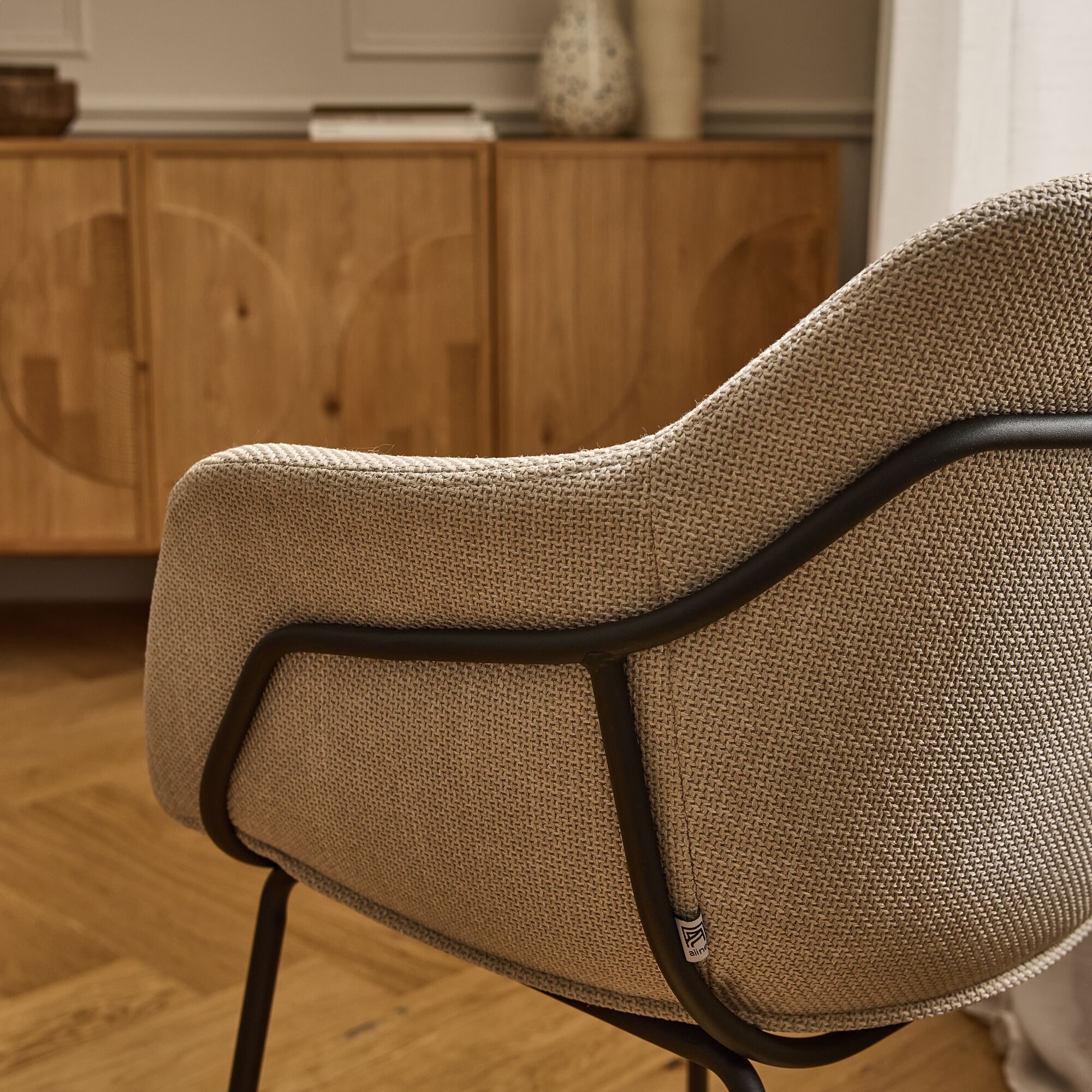 CHLOE - Chaise de repas avec accoudoirs en tissu - beige alpilles