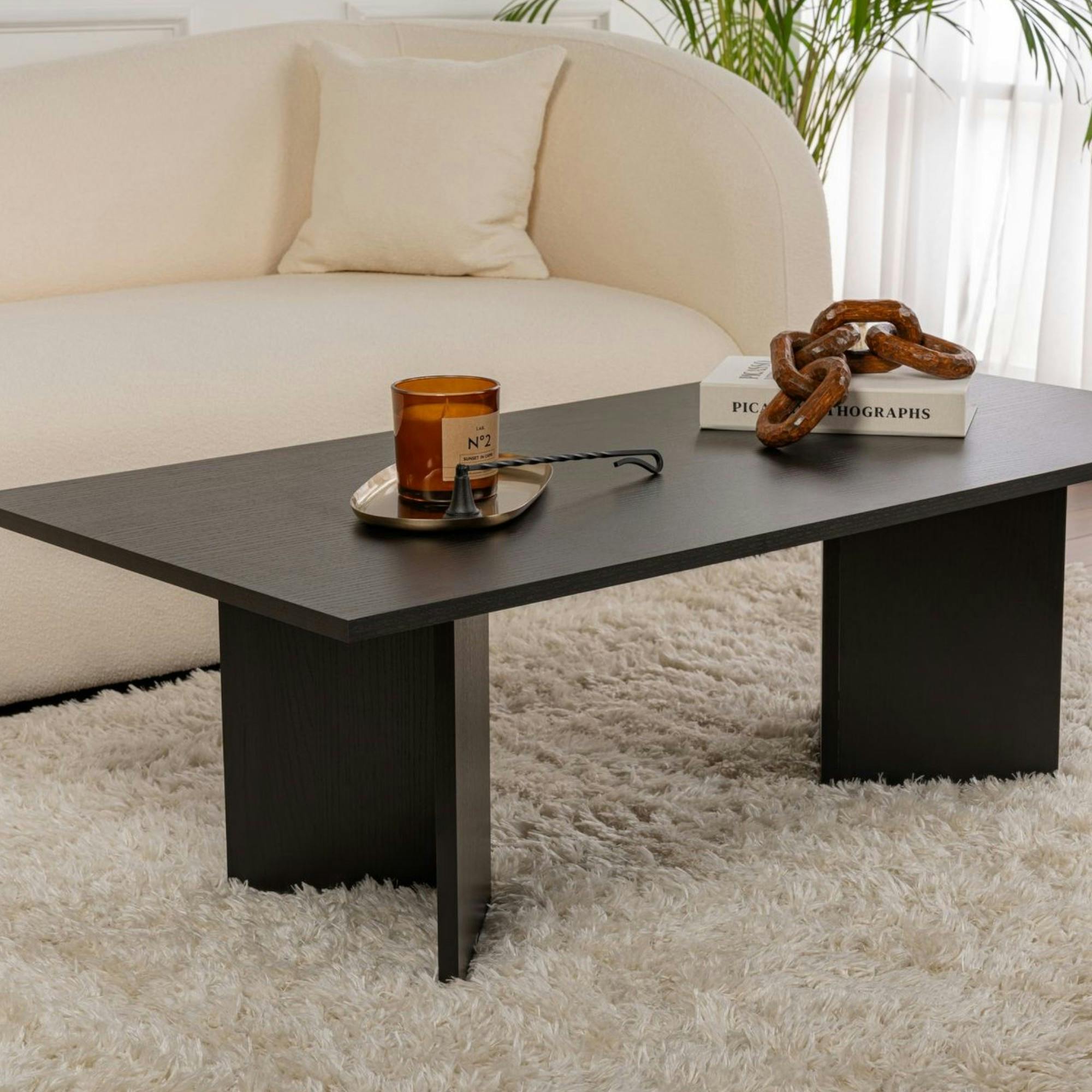 Table basse moderne noire effet bois - pieds en V MARFA
