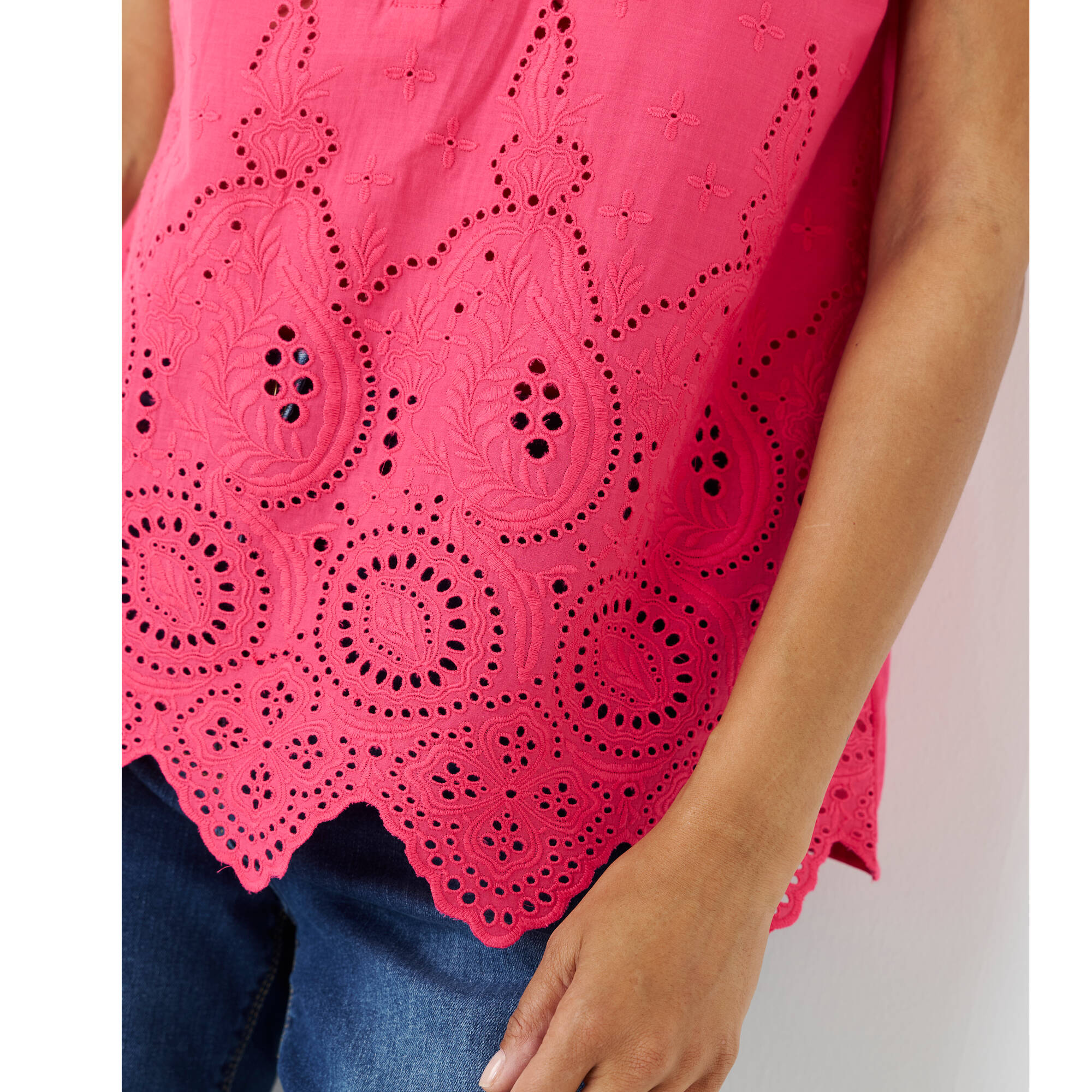 Blouse en broderie anglaise, sans manches