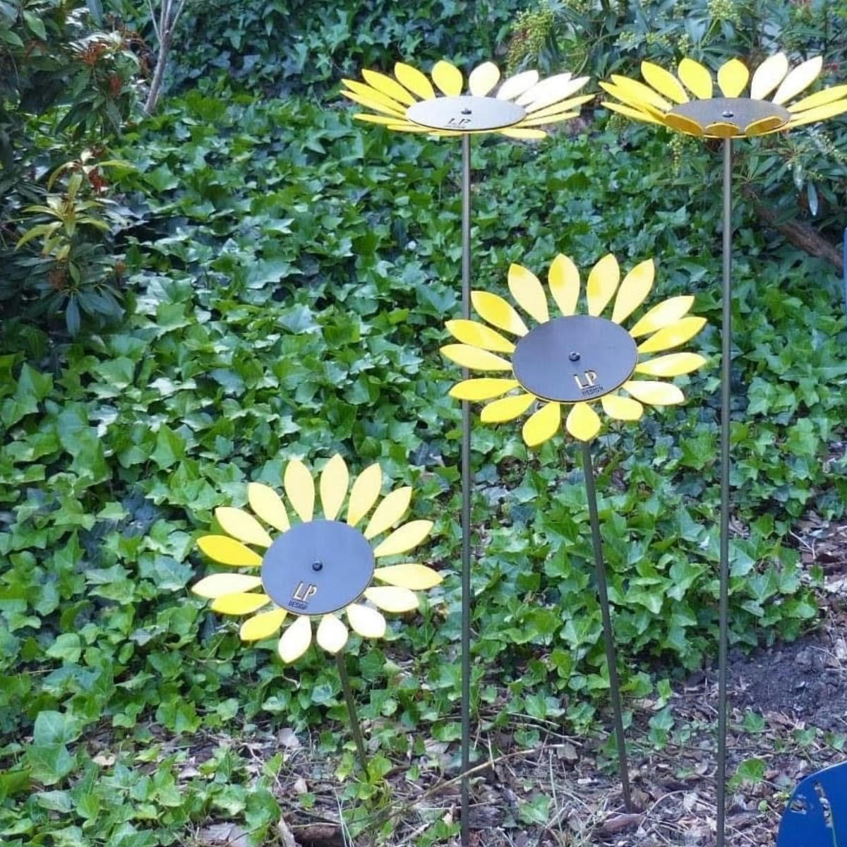 COLLECTION FLEURS & FEUILLES LP DESIGN - Lot 2 tournesols aux pétales articulés en aluminium jaune & noir H 1m