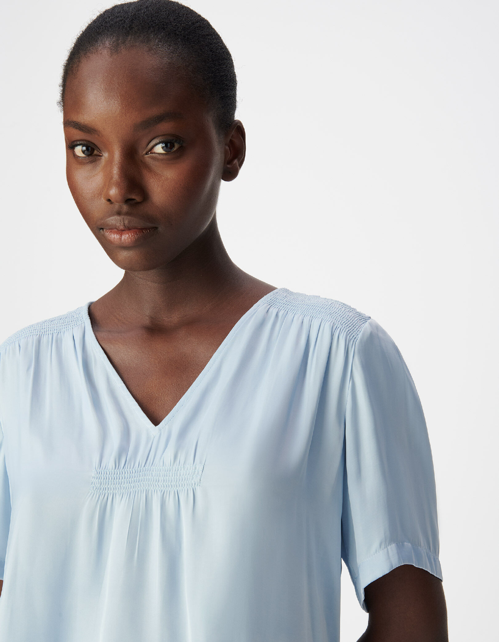 Top bleu satiné détails smocks Femme