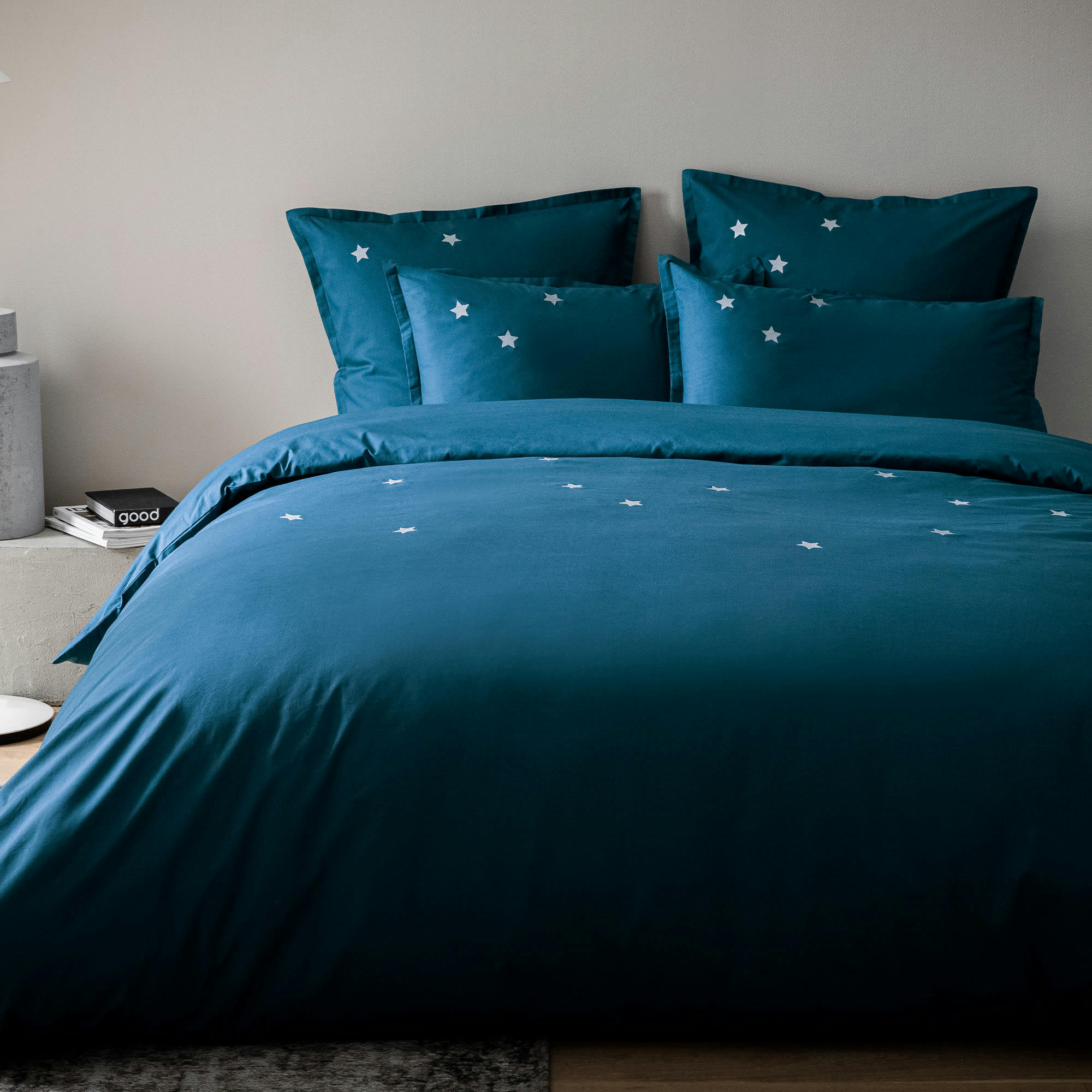 DOUCE NUIT - Parure de lit brodée en percale de coton BIO Bleu Paon 240x220 cm