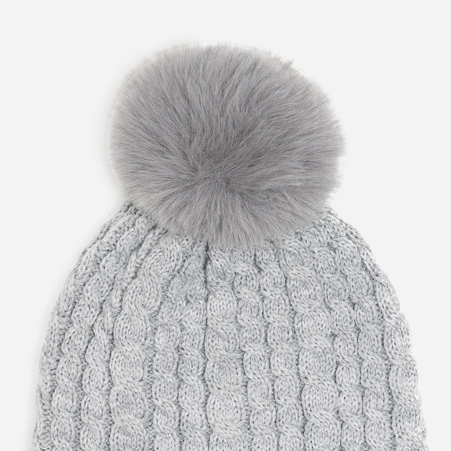 Bonnet gris tricot à torsades et pompon
