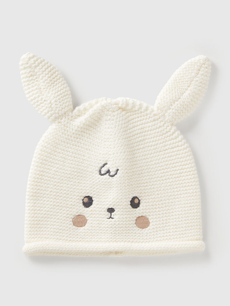 Crochet hat with applique