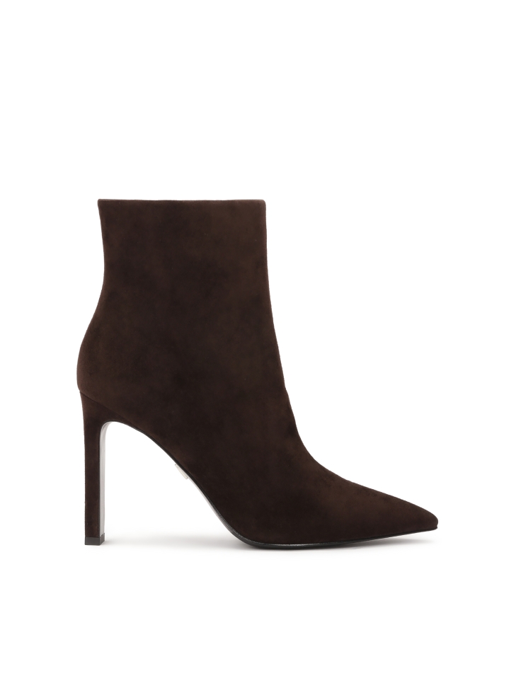 Elegant brown boots with a comfortable heel