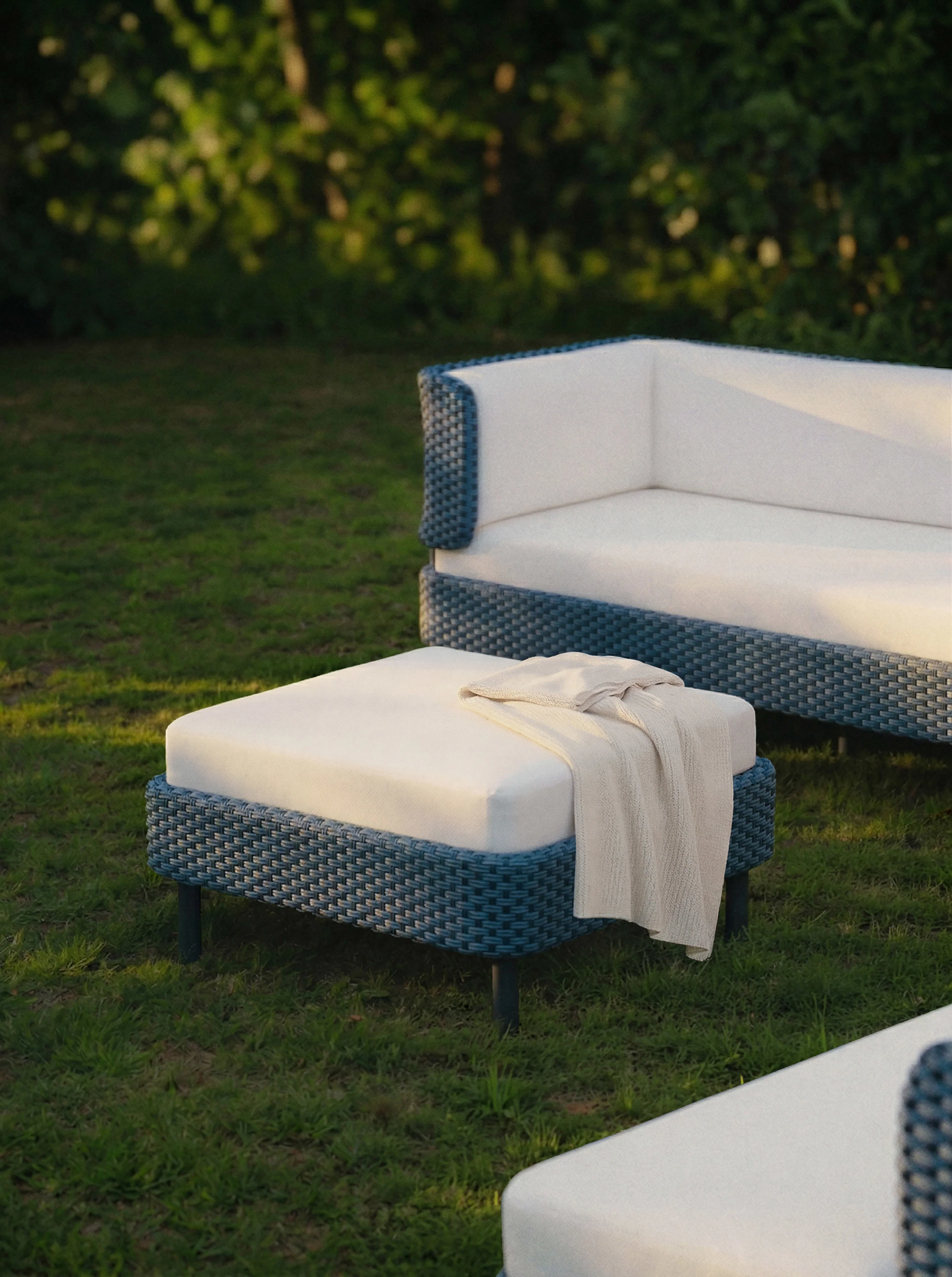 Garten-Sofa-Hocker Hani mit Schutzhülle