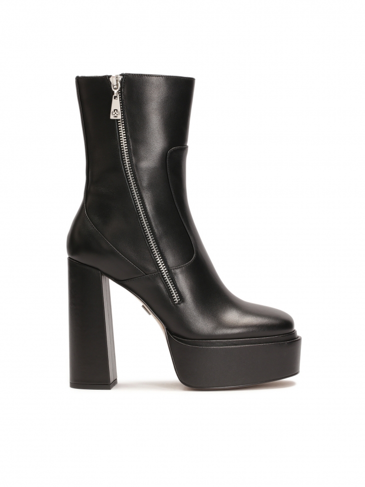 Black boots with high platform and heel