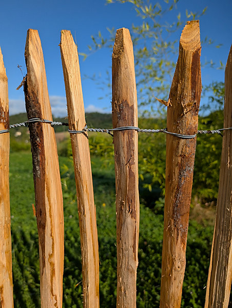 Ganivelle fendue châtaignier H1,20m espacement des piquets 4/5 cm rouleau de 10 ml
