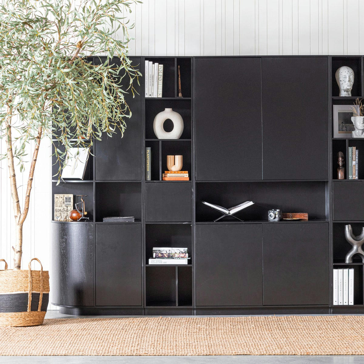 BUCK - Armoire arrondie en bois massif FSC noir
