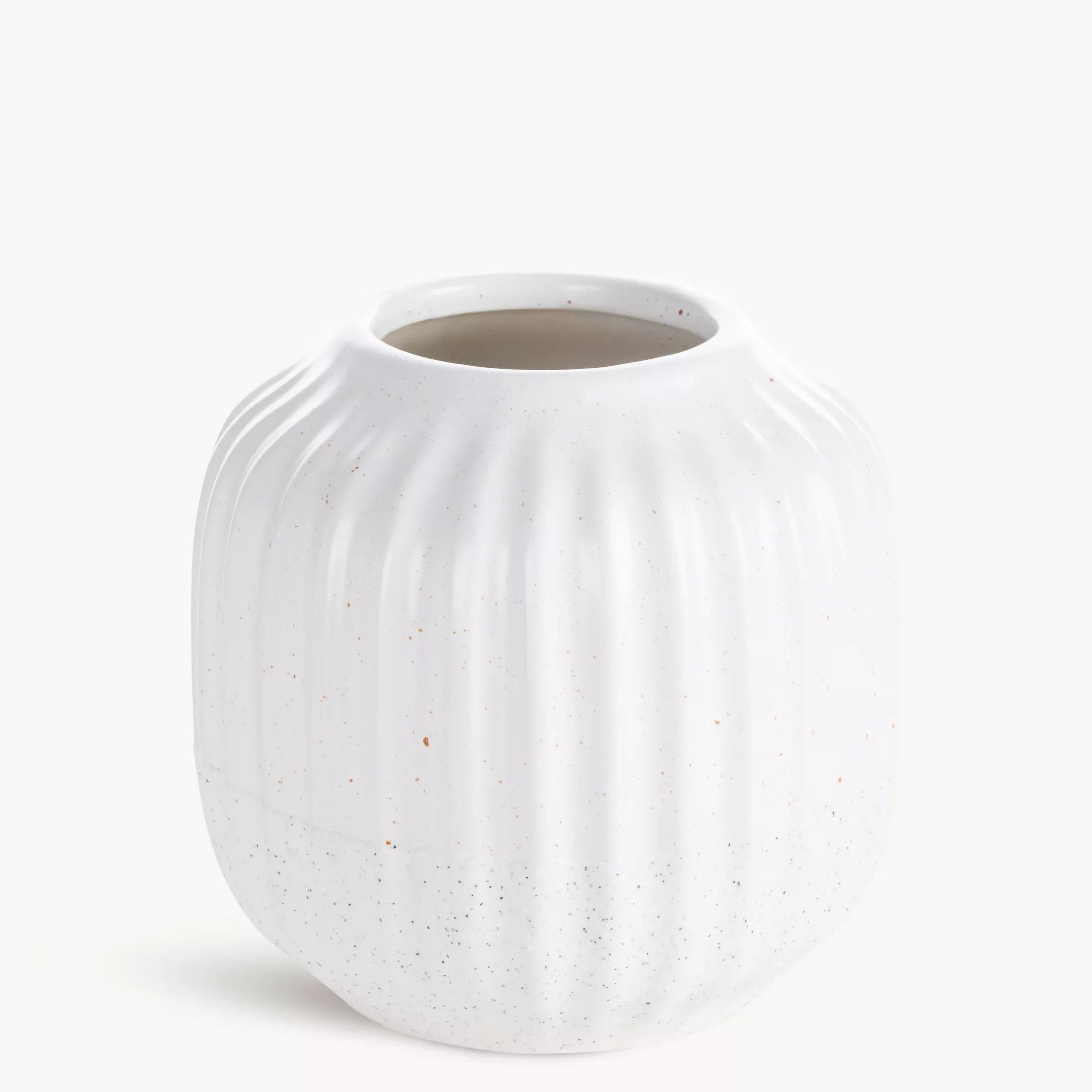 Wazon dekoracyjny biały zdobiony tłoczonym wzorem prążków 14x13 cm KAJLA