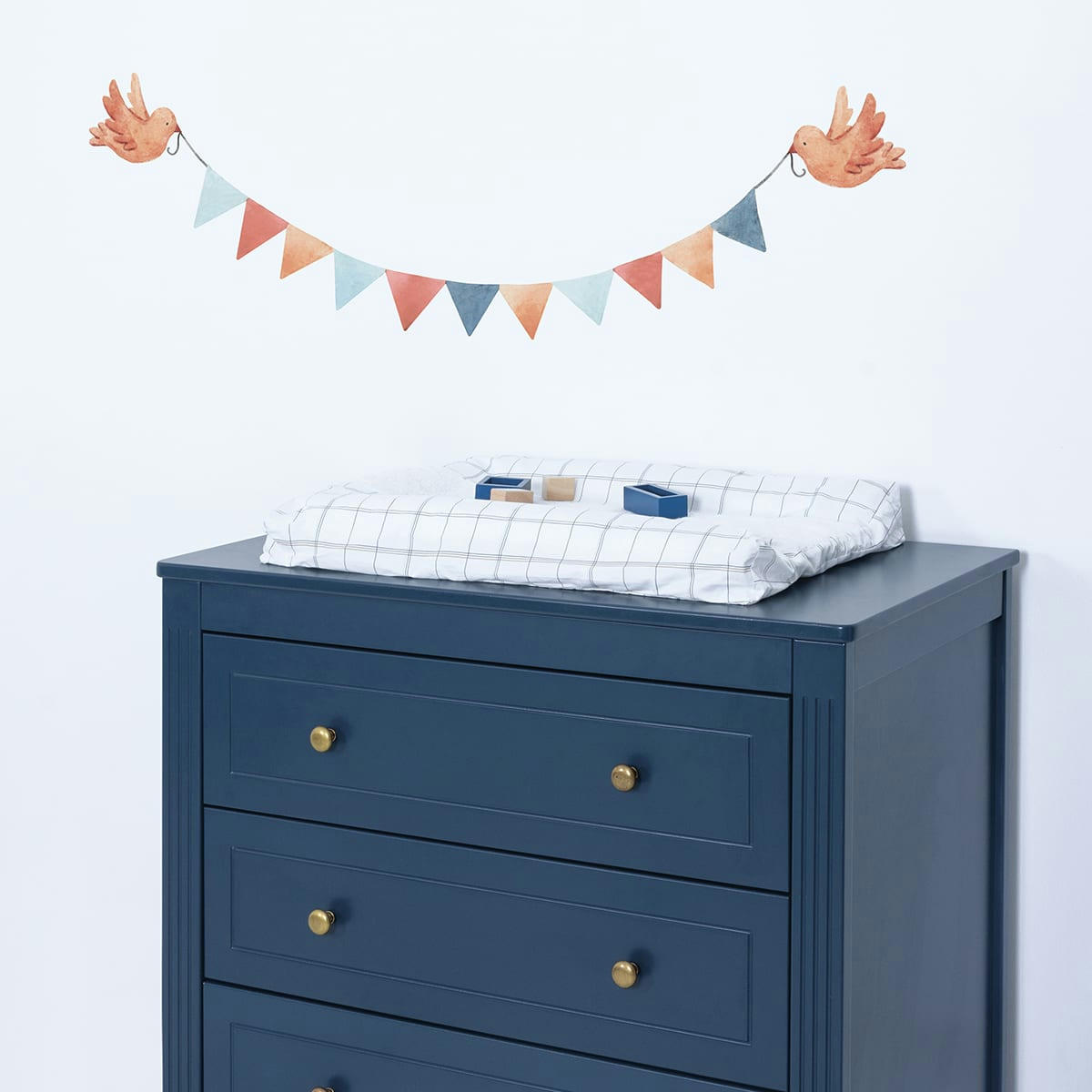 GENTLE FRIENDS - Grand sticker guirlande fanion et oiseau en vinyle mat multicolore