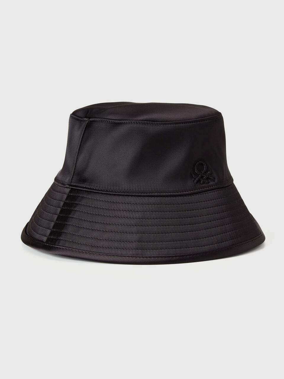 Reversible bucket style hat