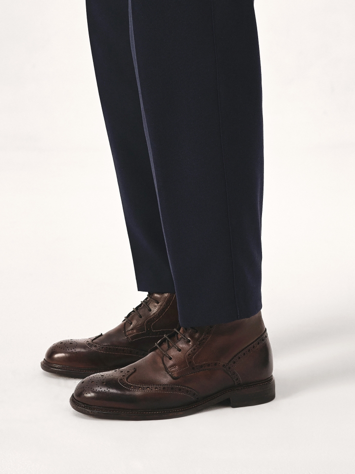 Lace-up boots with leather sole