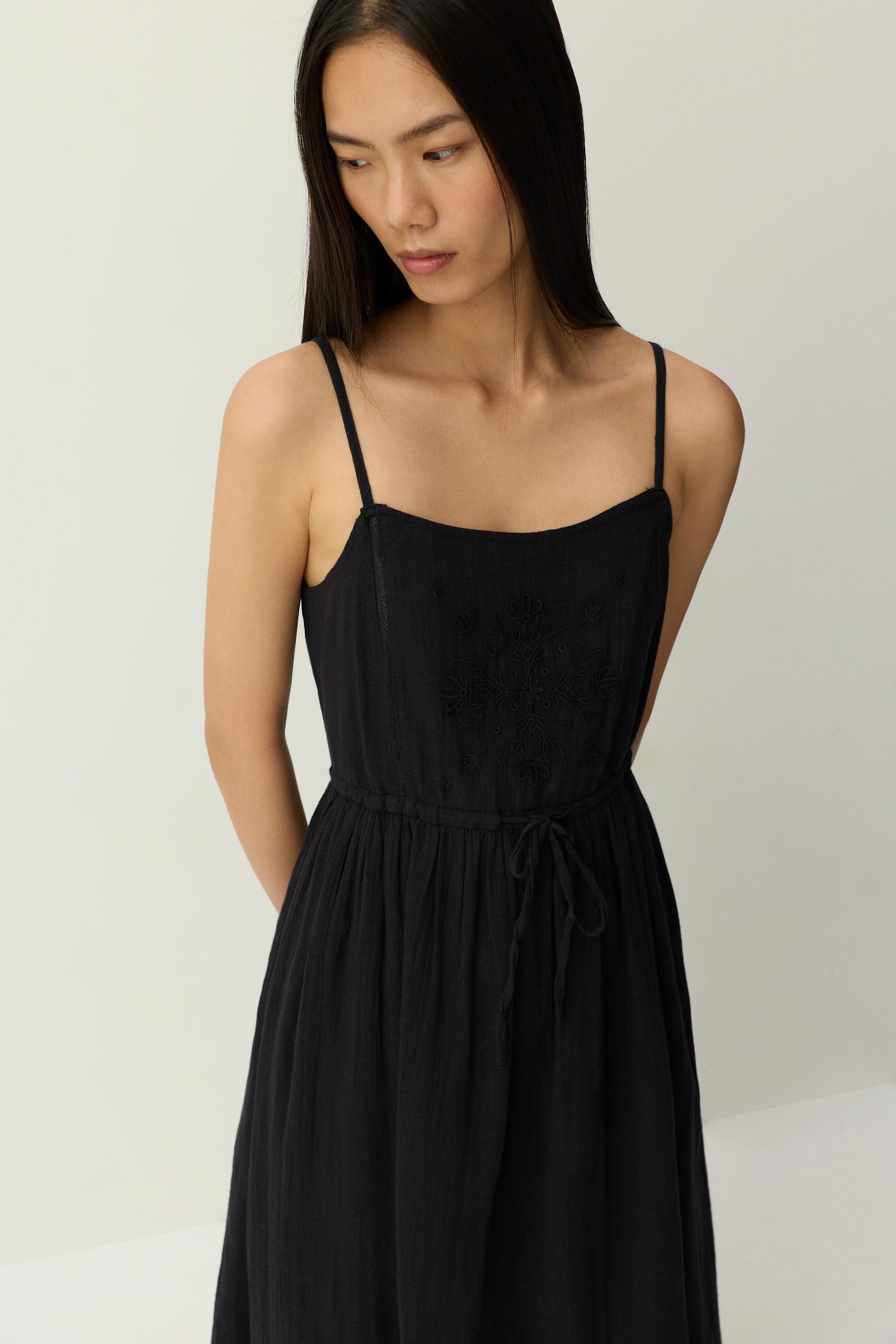 Vestido midi bordado encaje