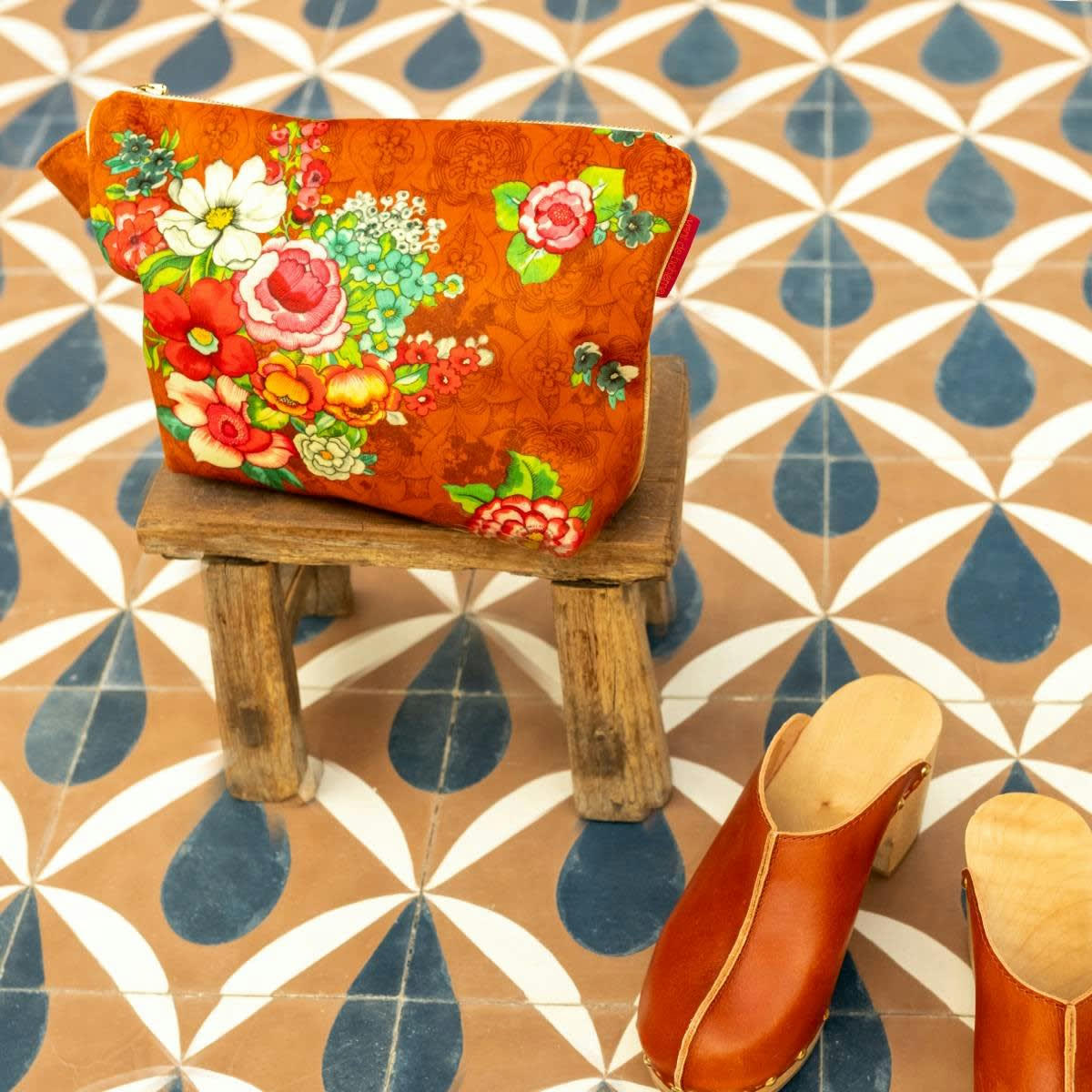 - Pochette en velours imprimé fleuri canelle 19x28cm