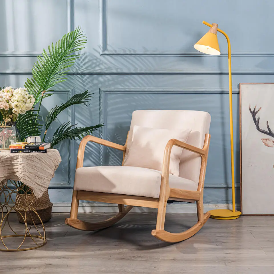 Schommelstoel van massief hout en beige stof