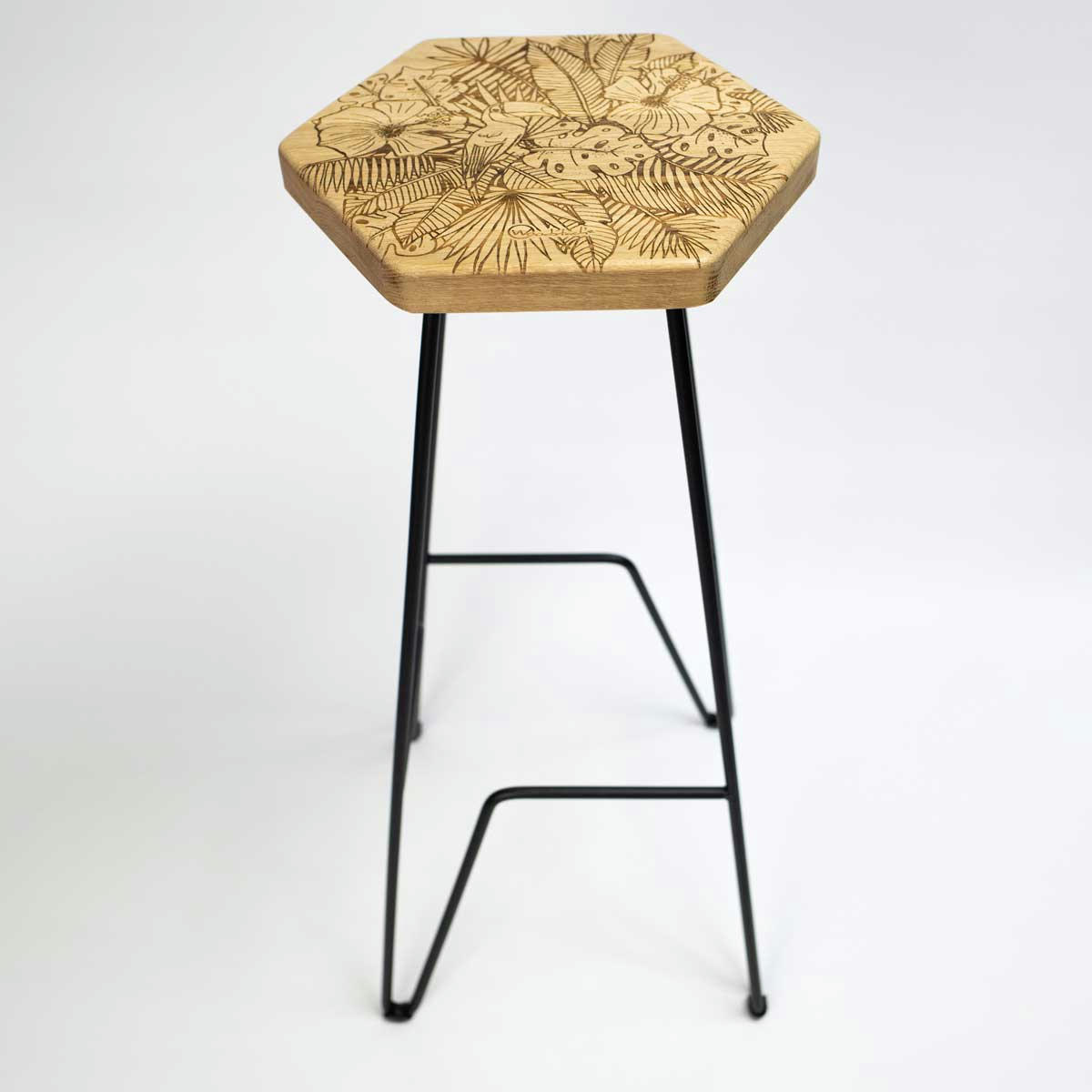JUNGLE - Tabouret bar en chêne massif gravure Jungle H65 cm