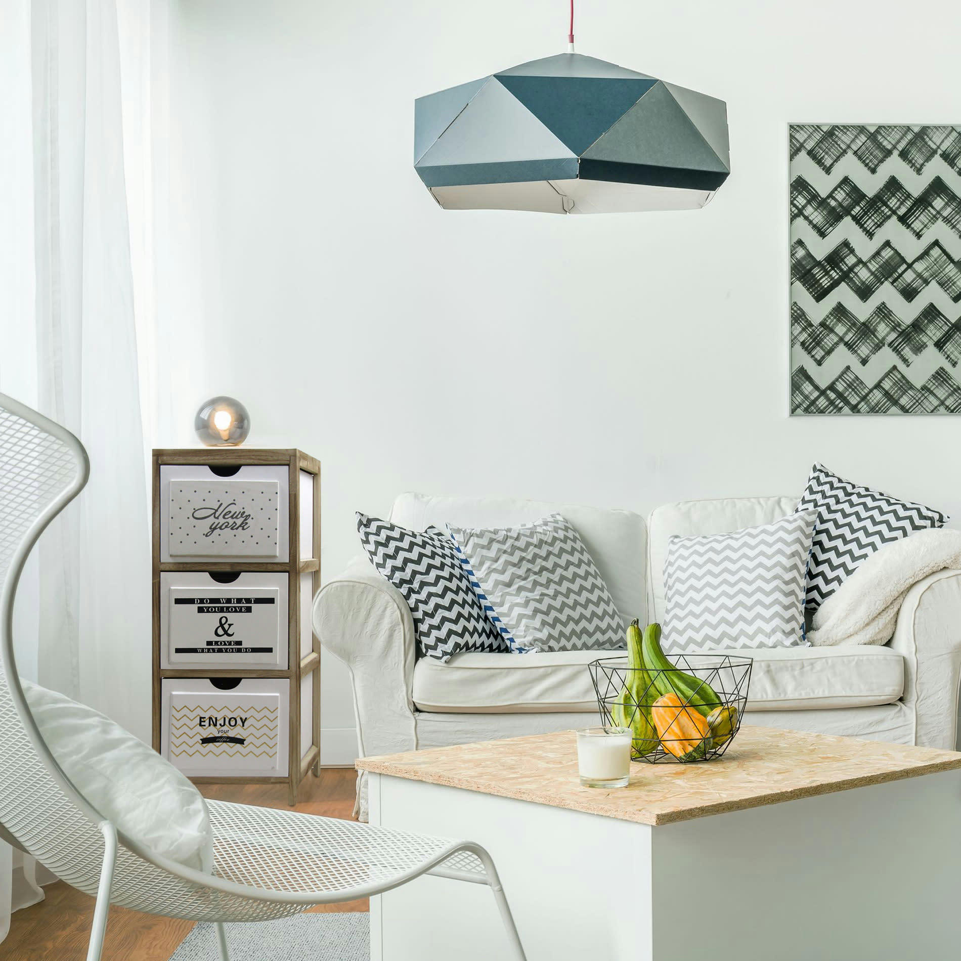 - Table de chevet relief avec 3 tiroirs en bois marron et blanc