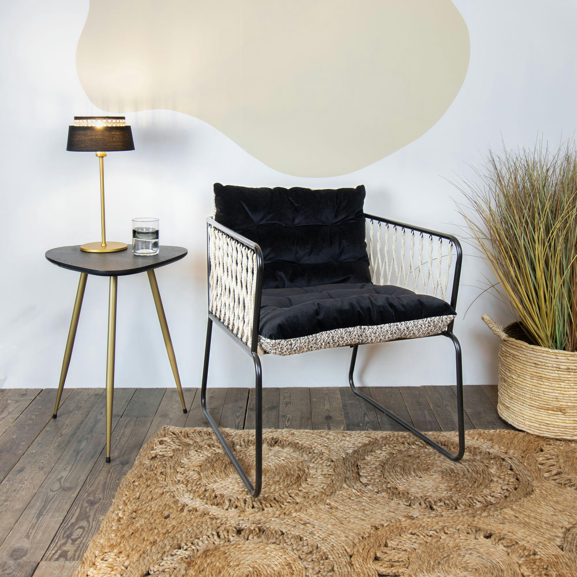 MUNIO - Fauteuil en velours lisse beige pieds et en métal noir