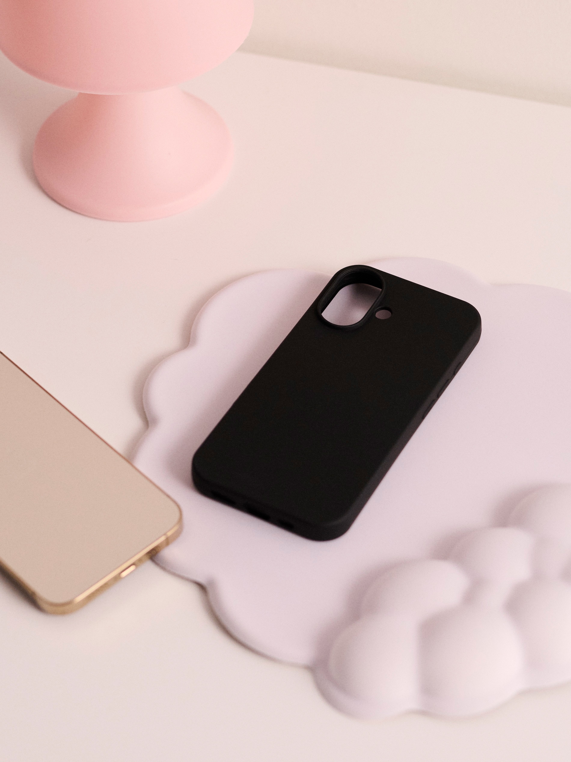 Matowe etui na iPhone 16