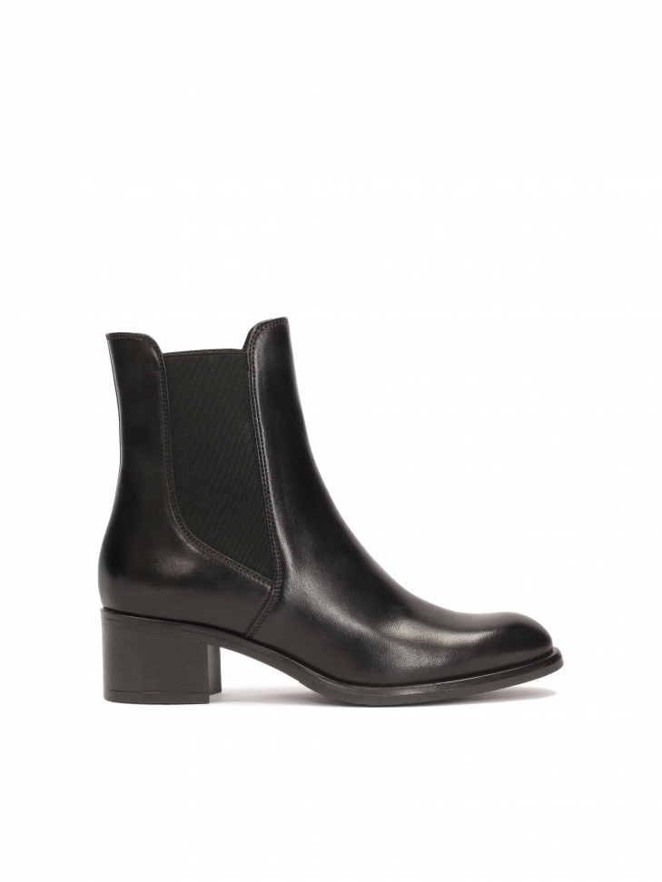 Comfortable boots with elastic inserts