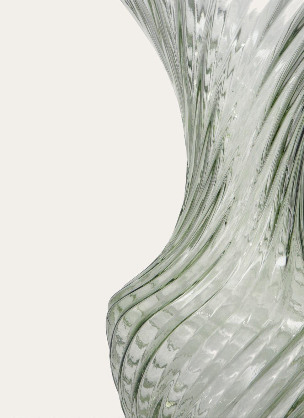 VASE EN VERRE TRAVAILLÉ DE STYLE ROMANTIQUE TRANSPARENT