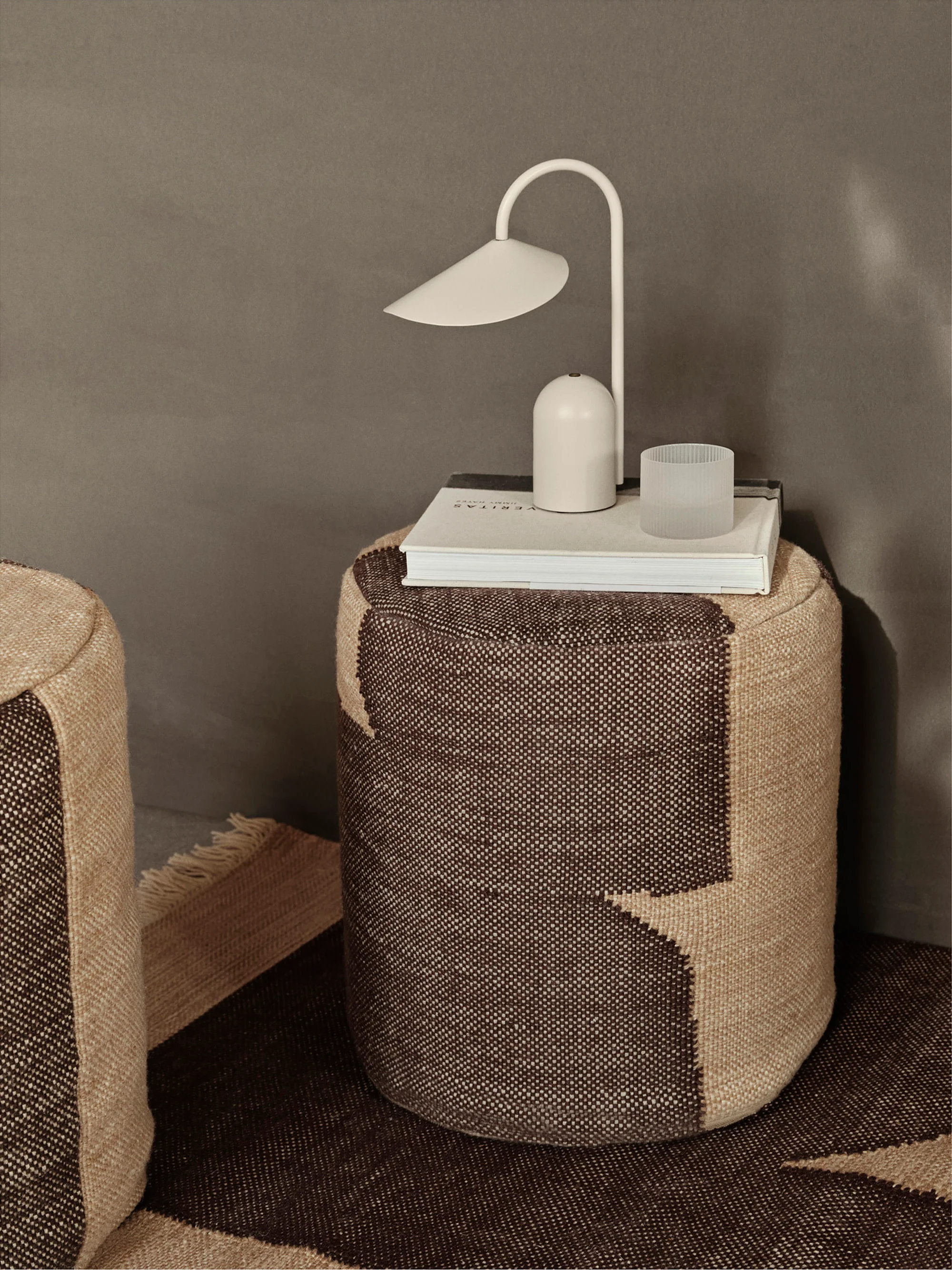 Kleine mobile LED-Tischlampe Arum, dimmbar
