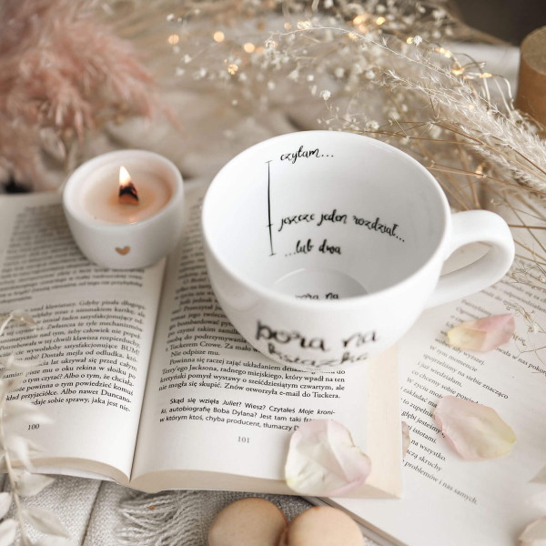 Biały Kubek Porcelanowy 500 ml - Pora na Książkę z Motywem Złotego Serca