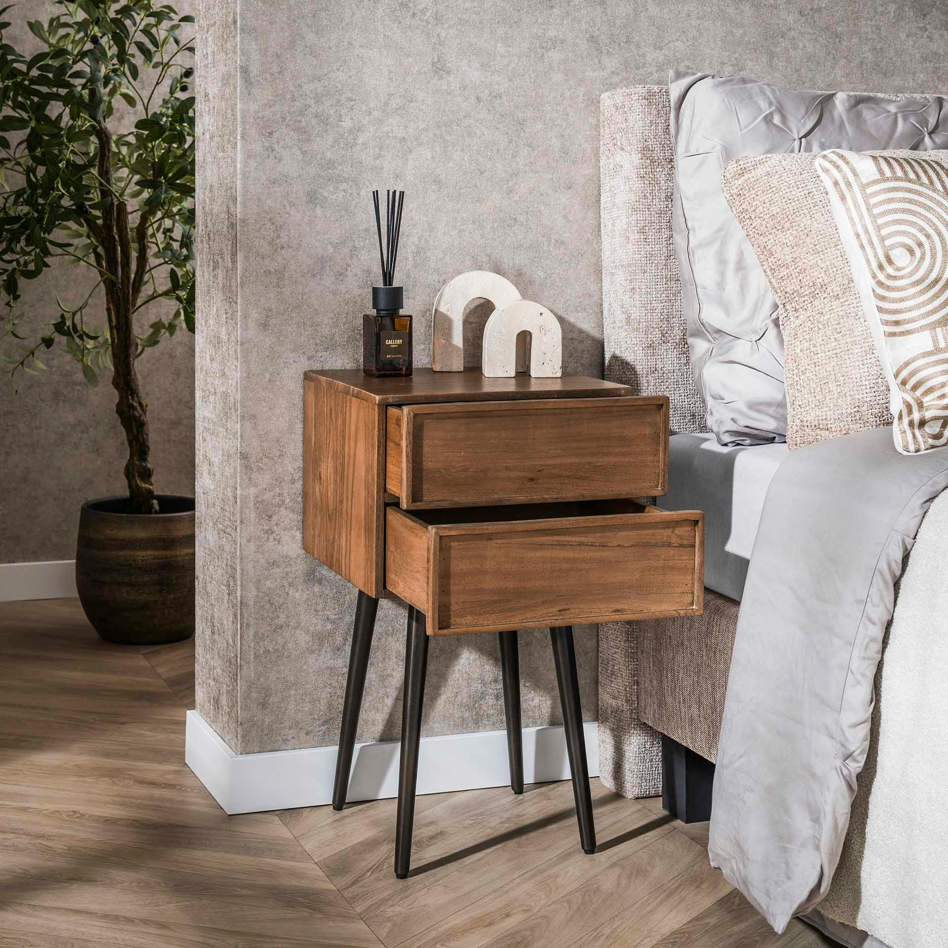 Table de chevet bois d’acacia brun, 2 tiroirs moulurés NAKO
