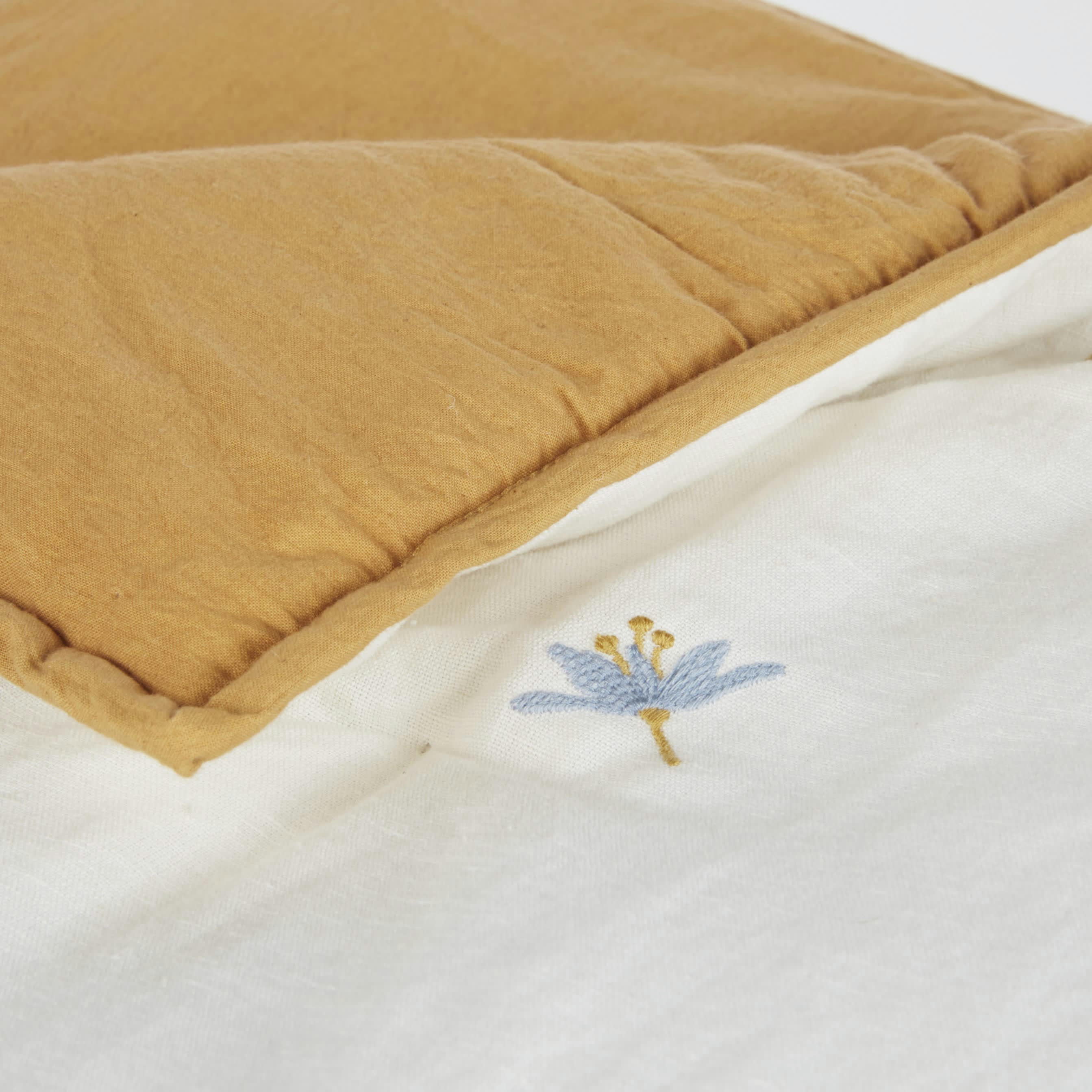 SORO - Boutis en coton et lin motif brodé fleurettes ocre et bleu 100x200