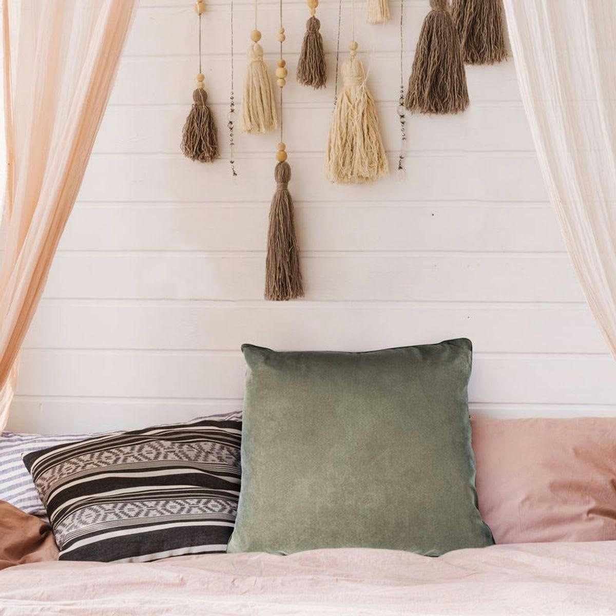 SUEDEN - Coussin de sol en suédine taupe 70x70