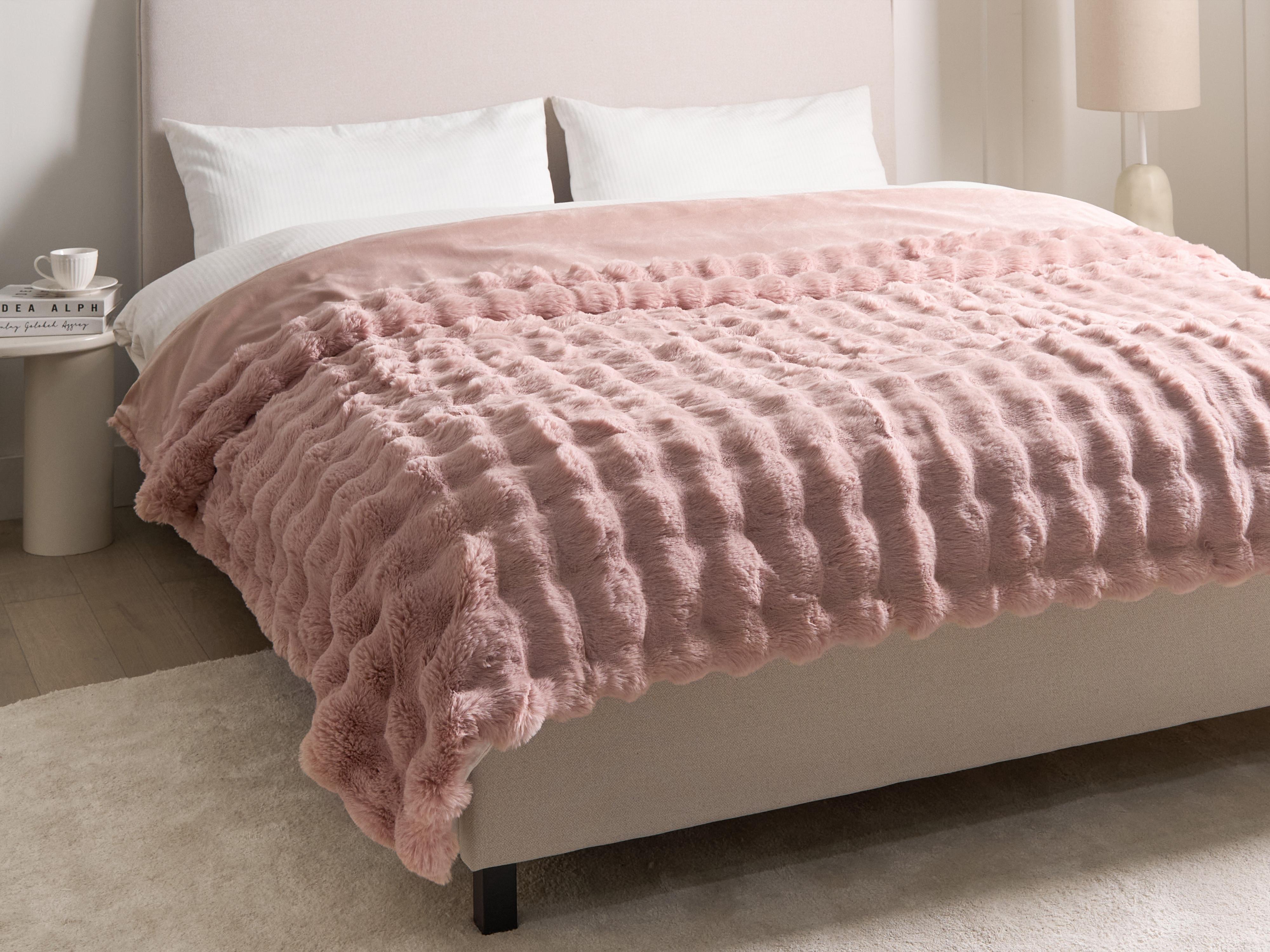 Blanket SALKA Faux Fur 200 x 220 cm Pastel Pink