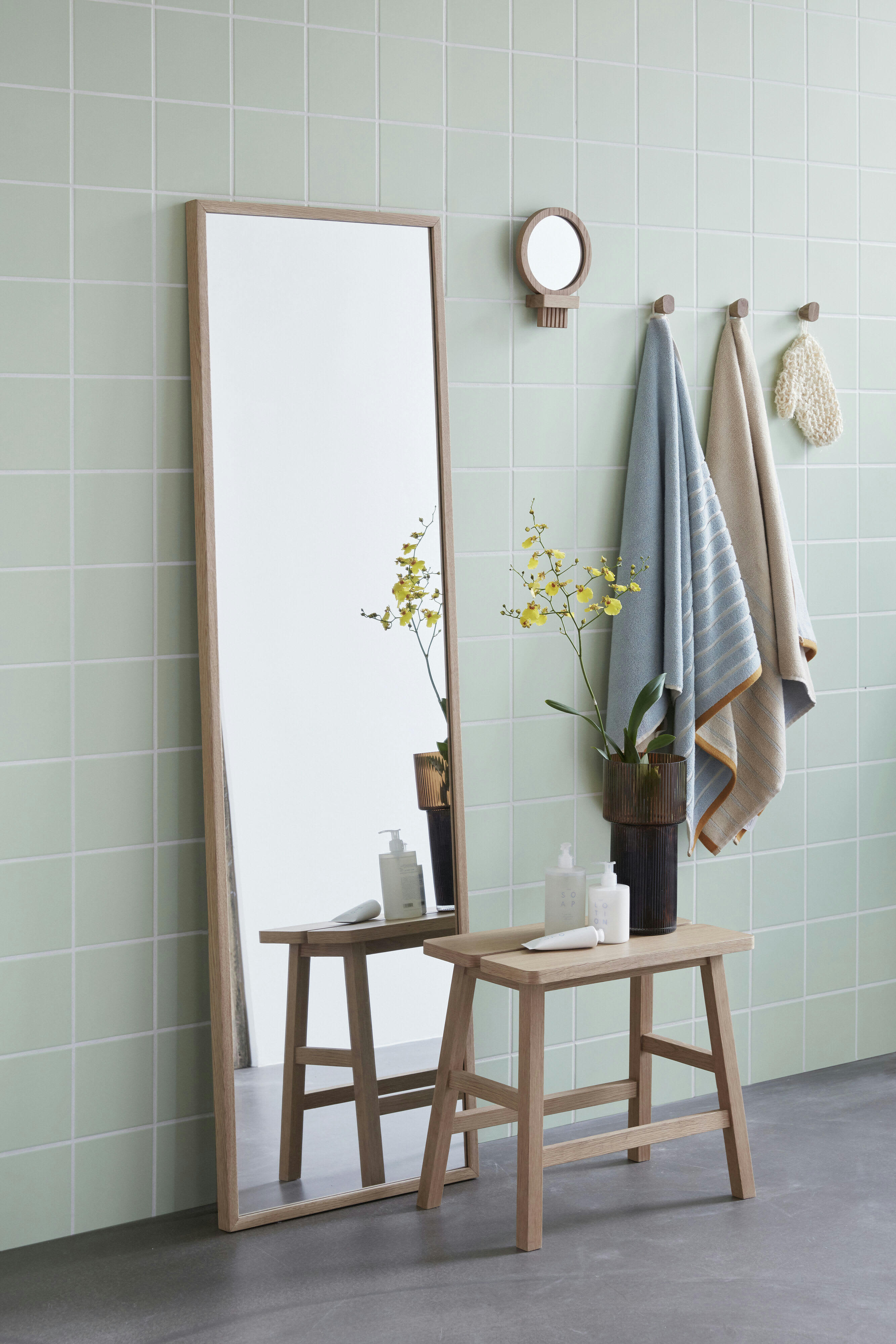 GLIMPSE - Miroir de sol en chêne FSC 52xh167cm