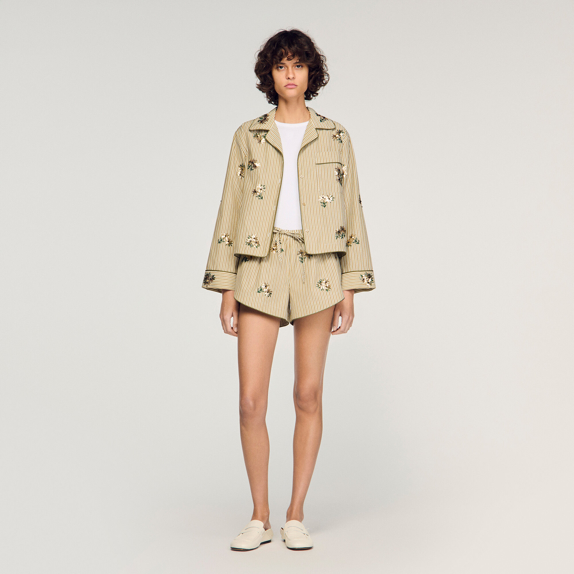 Short à rayures et fleurs brodées