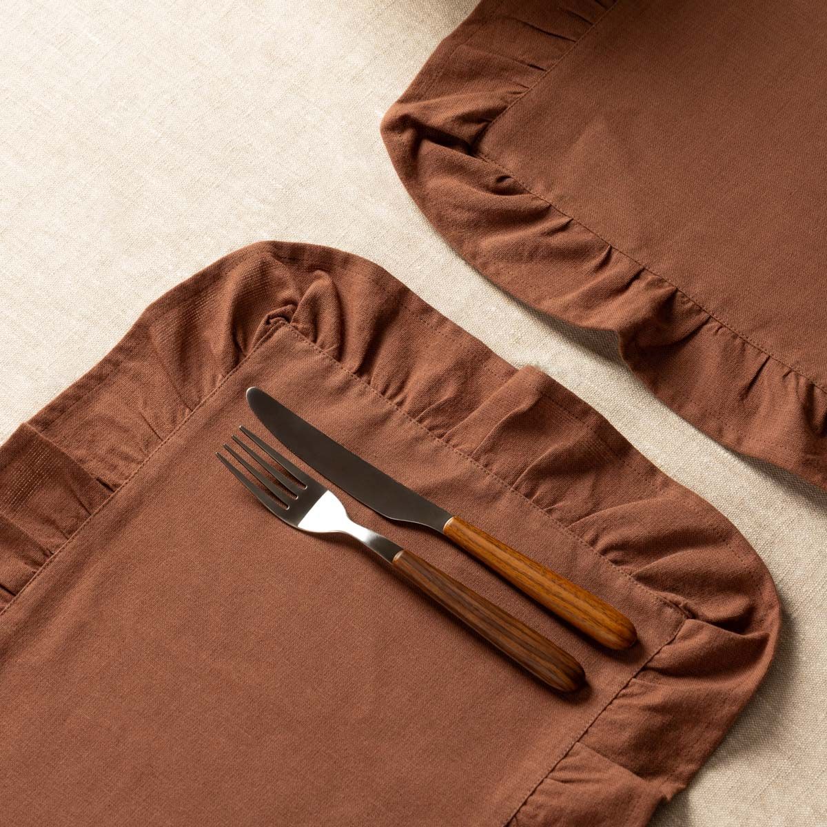 Maty stołowe KALLIOPE brązowe z ozdobną falbaną, zestaw 2 szt. 35x48cm