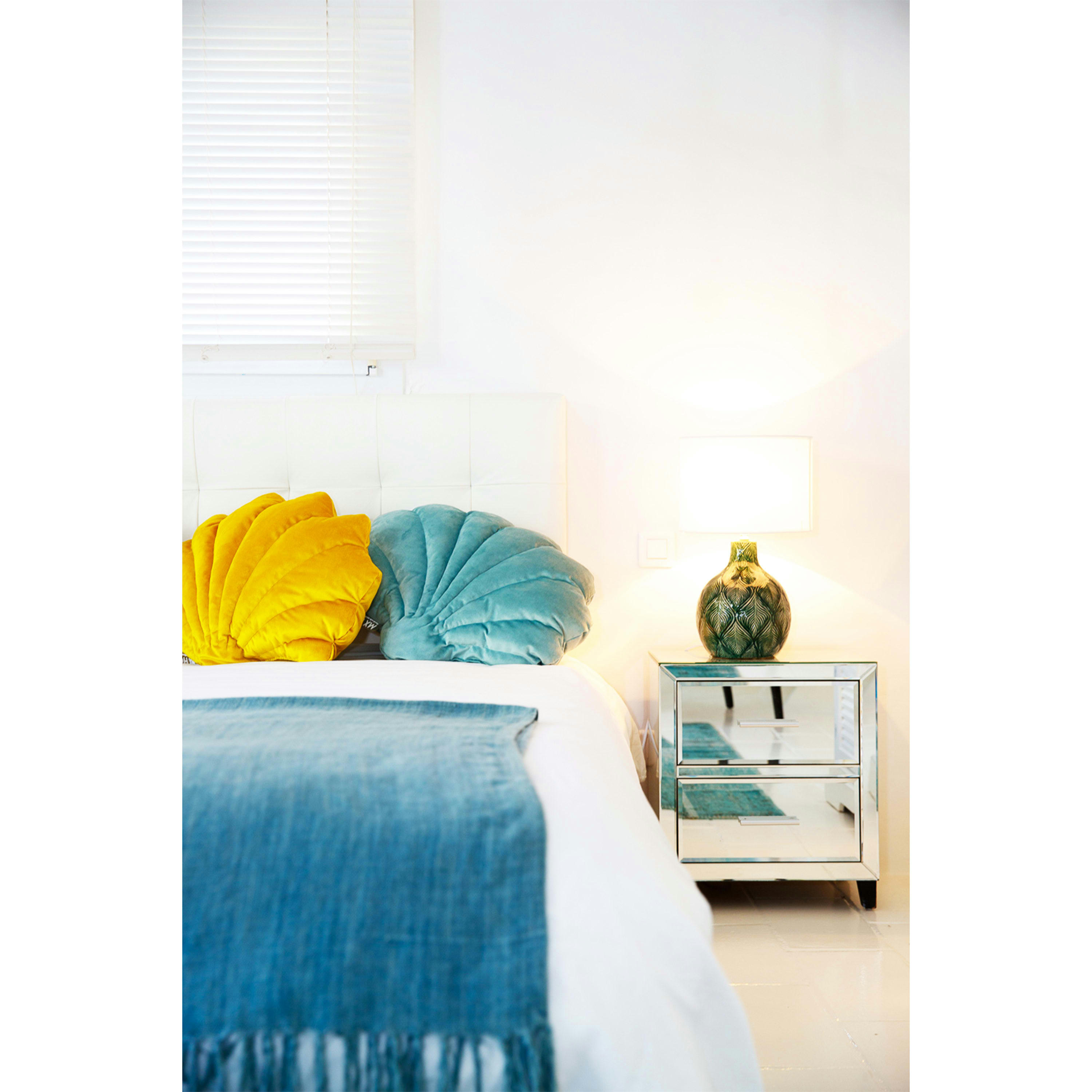 - Coussin coquillage en velours bleu ciel