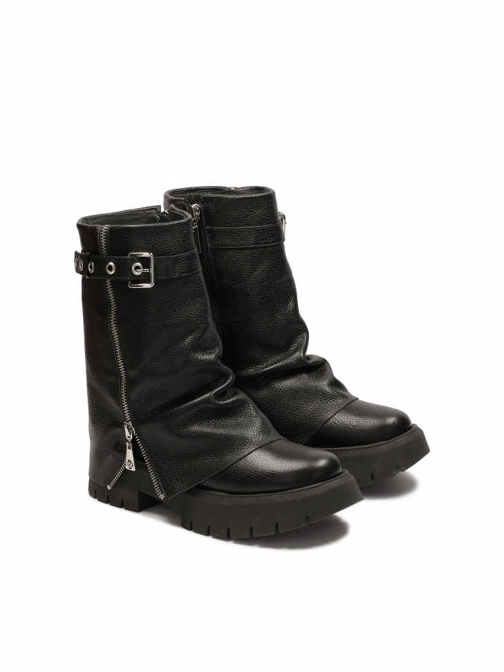Extravagant boots with double zipper upper