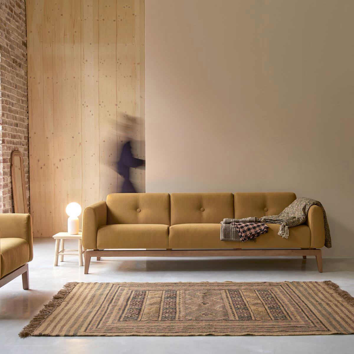 BJORN - Canapé en chêne massif et tissu moutarde 3 places