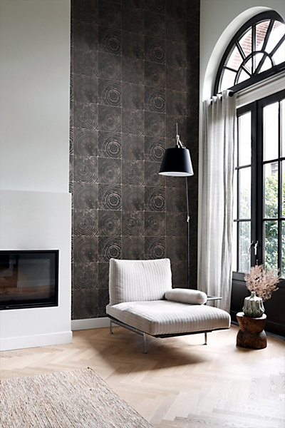 Origin Wallcoverings papier peint sections transversales des troncs d'arbres noir mat et bronze brillant 53 cm x 10.05 m